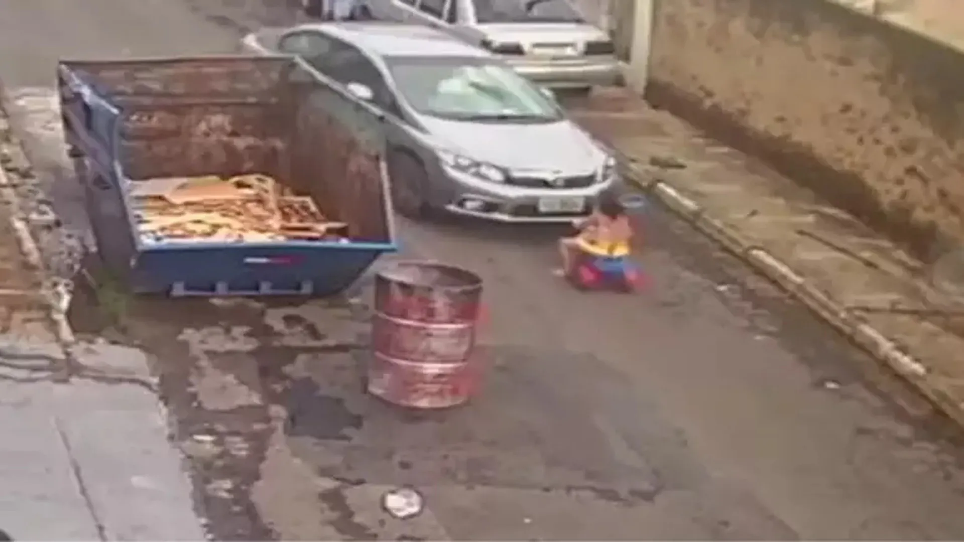 Menina de 6 anos é atropelada e arrastada por carro em SP; condutor fugiu - img