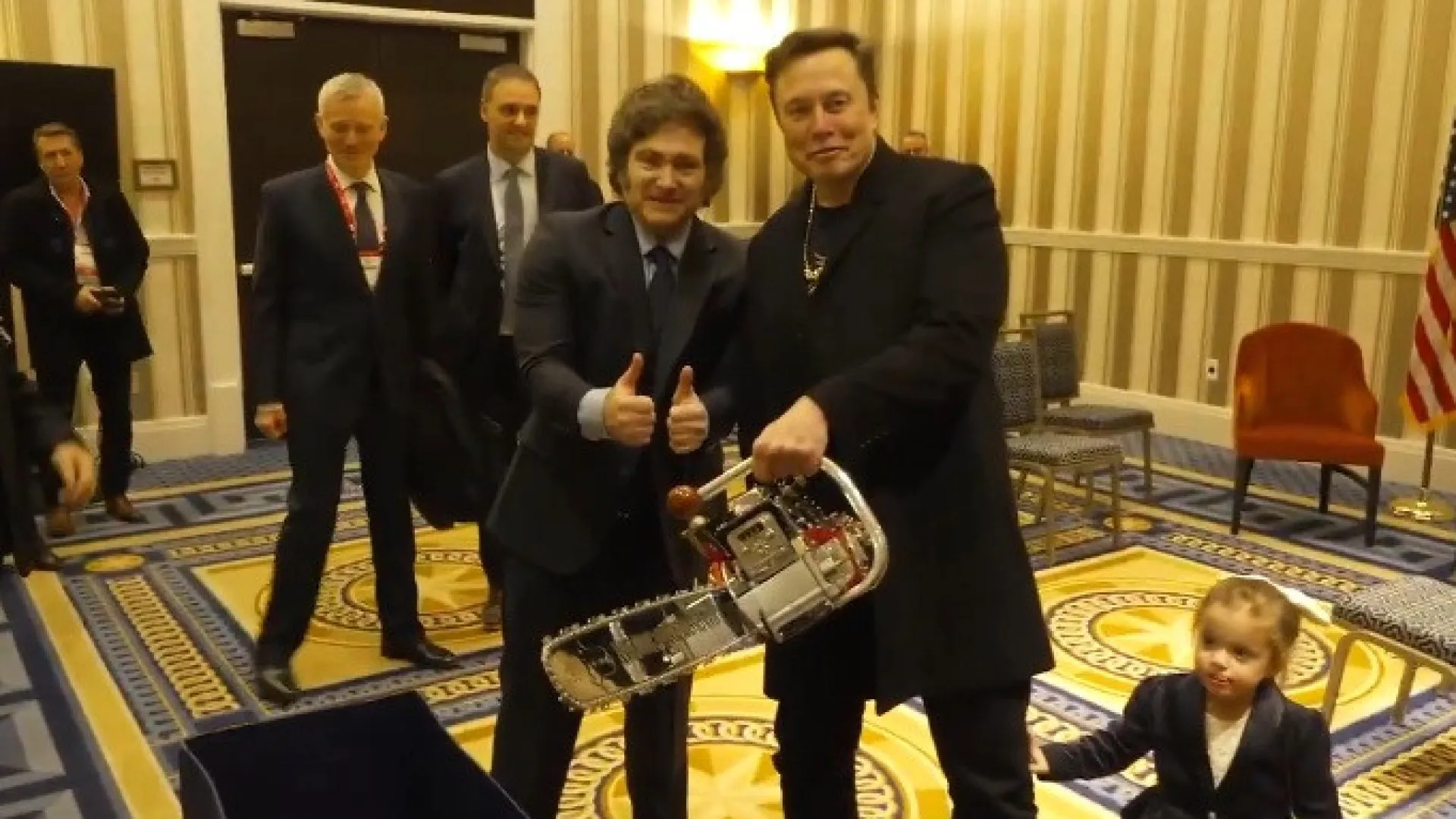 Milei presenteia Musk com motosserra em evento nos EUA; veja - img