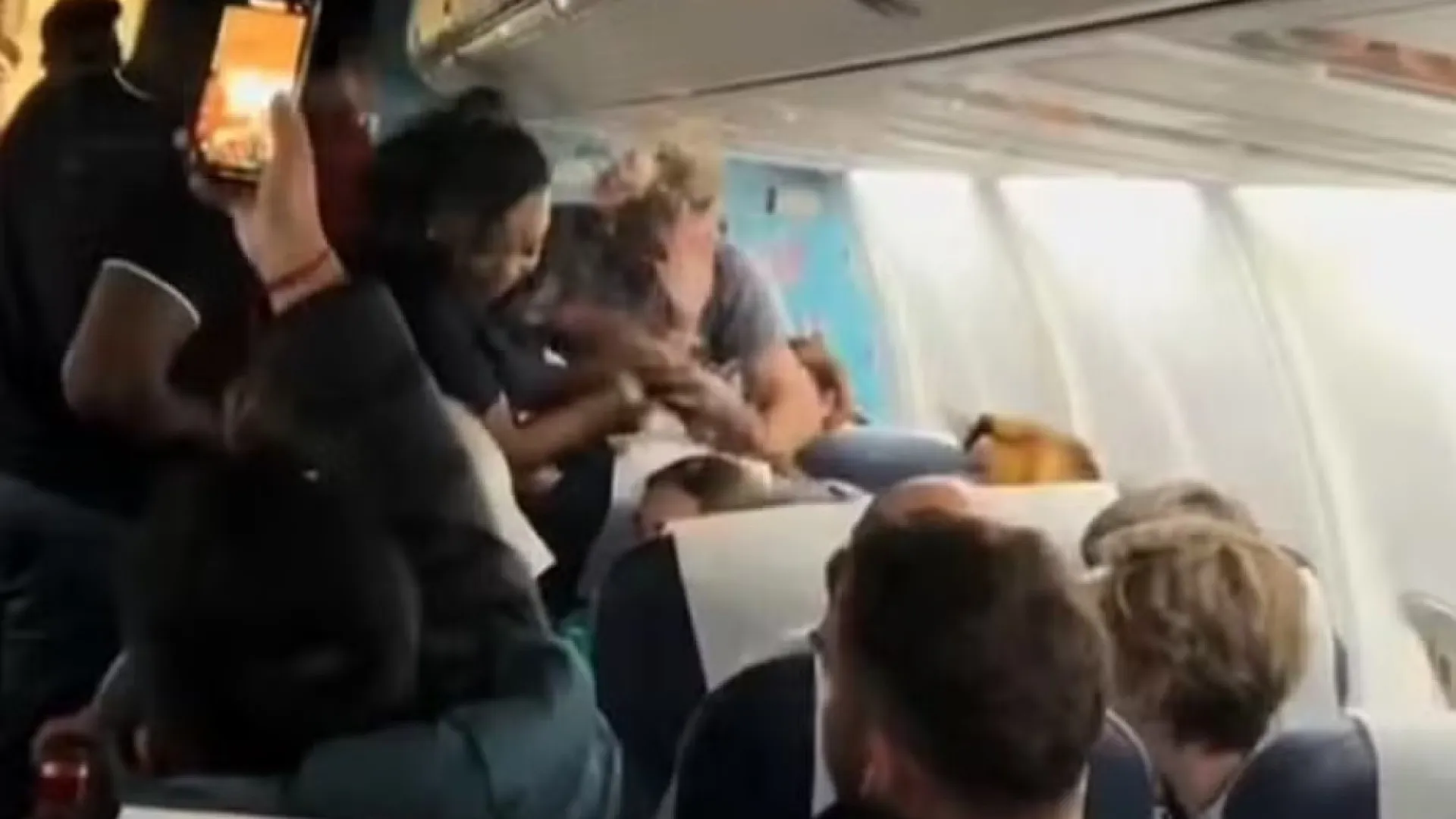 Mulher causa briga generalizada em voo após aeromoça não servir bebida - img