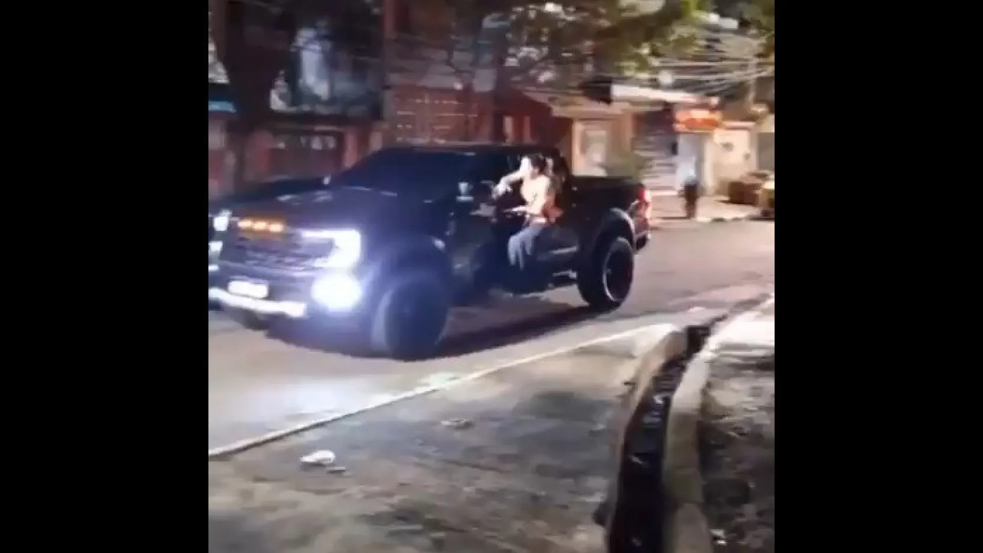 Mulher salta para carro em andamento após flagrar traição do marido - img