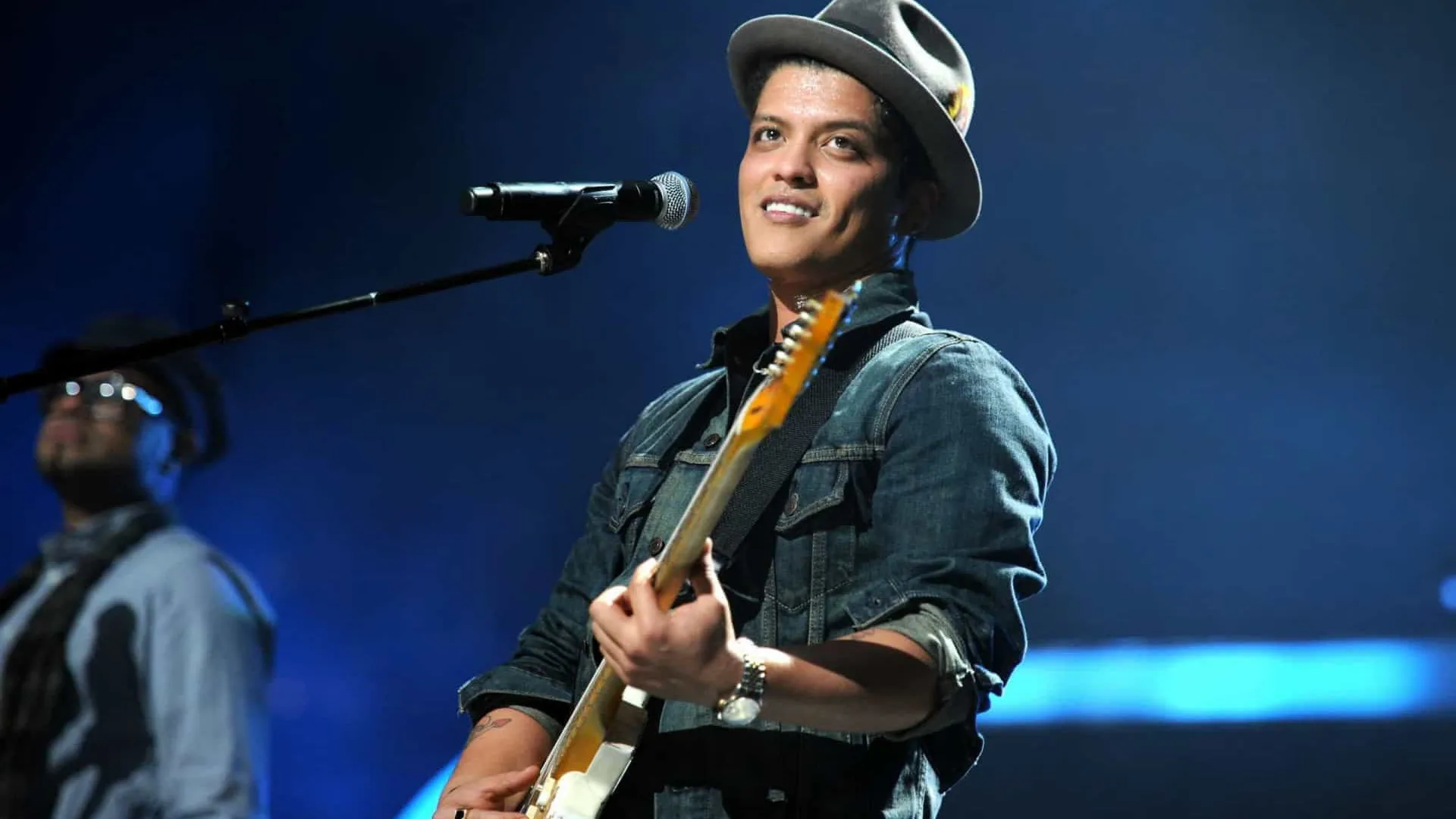 Bruninho Mars aparece de surpresa em show e brinca: "Quase sem dívidas" - img