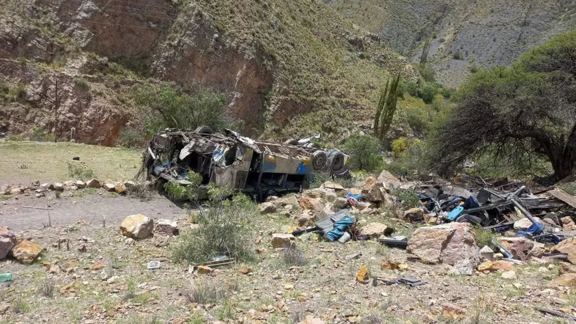 Ônibus cai em abismo na Bolívia e deixa ao menos 30 mortos e 15 feridos - img