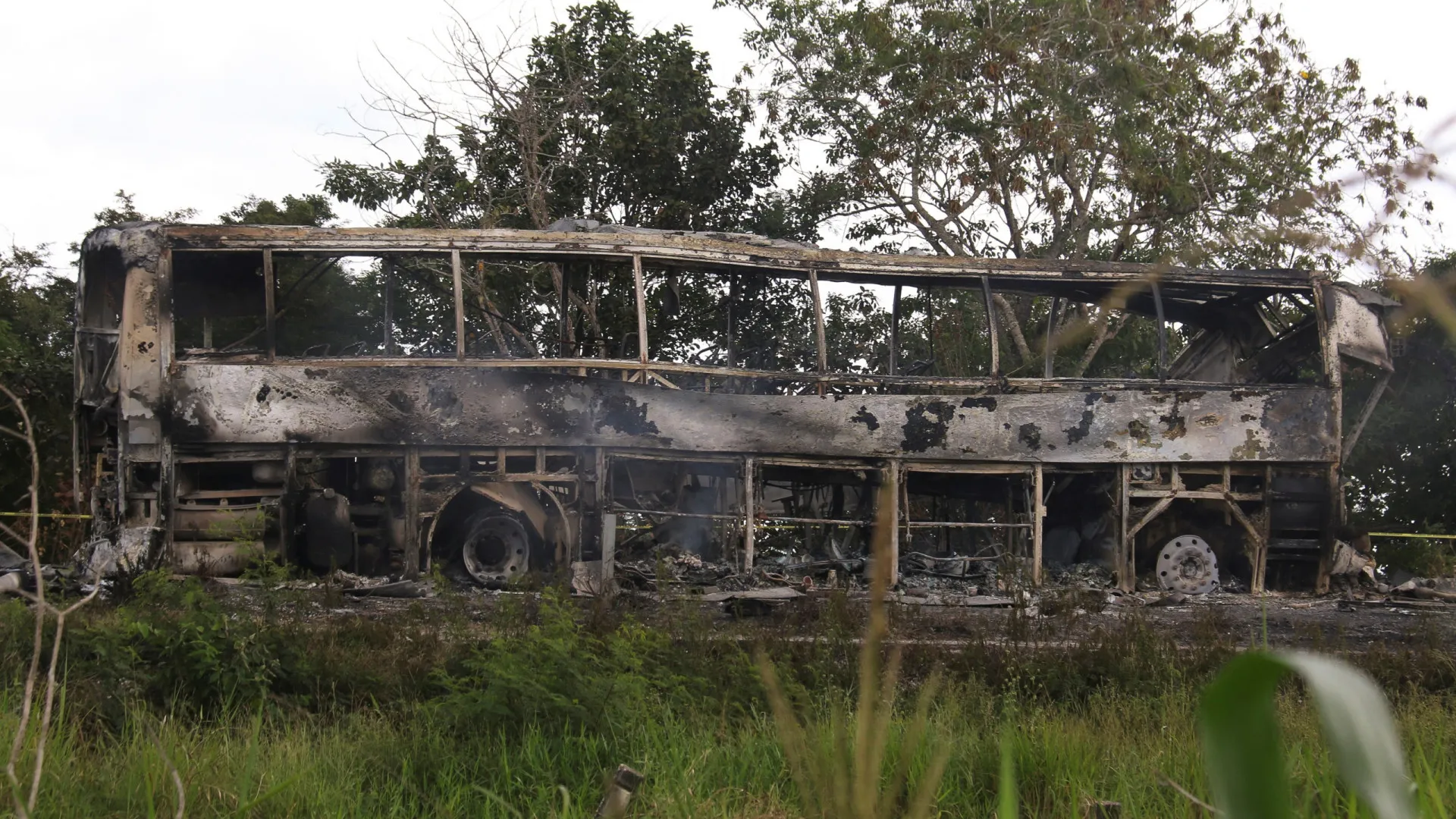 Ônibus pega fogo após acidente no México e deixa pelo menos 41 mortos - img