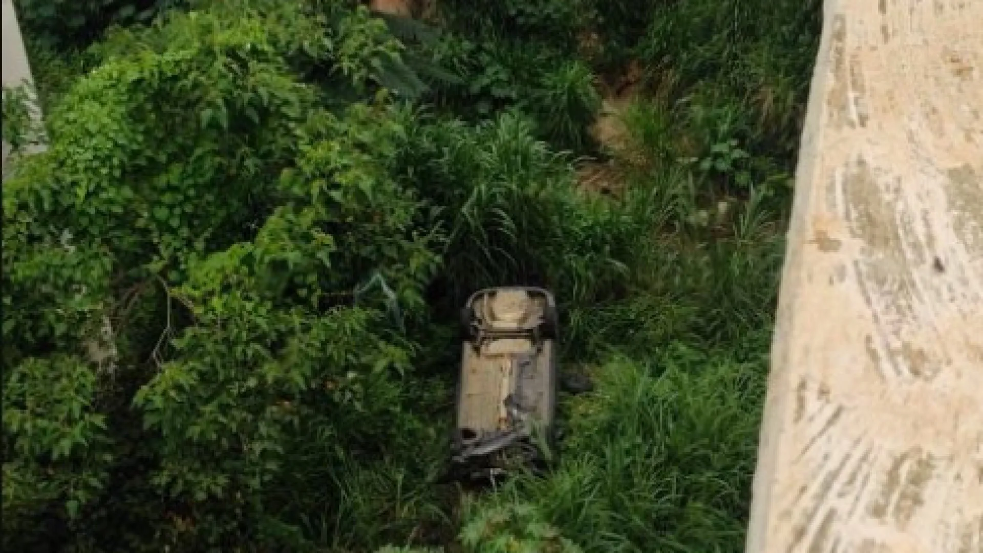 Padre sobrevive após carro cair de ponte - img