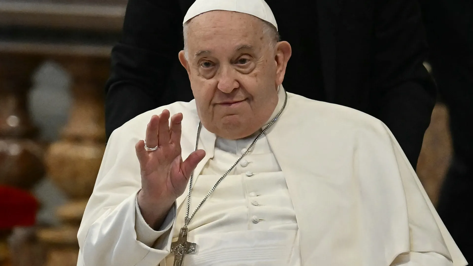 Papa responde ao tratamento, mas segue em risco, diz Vaticano - img