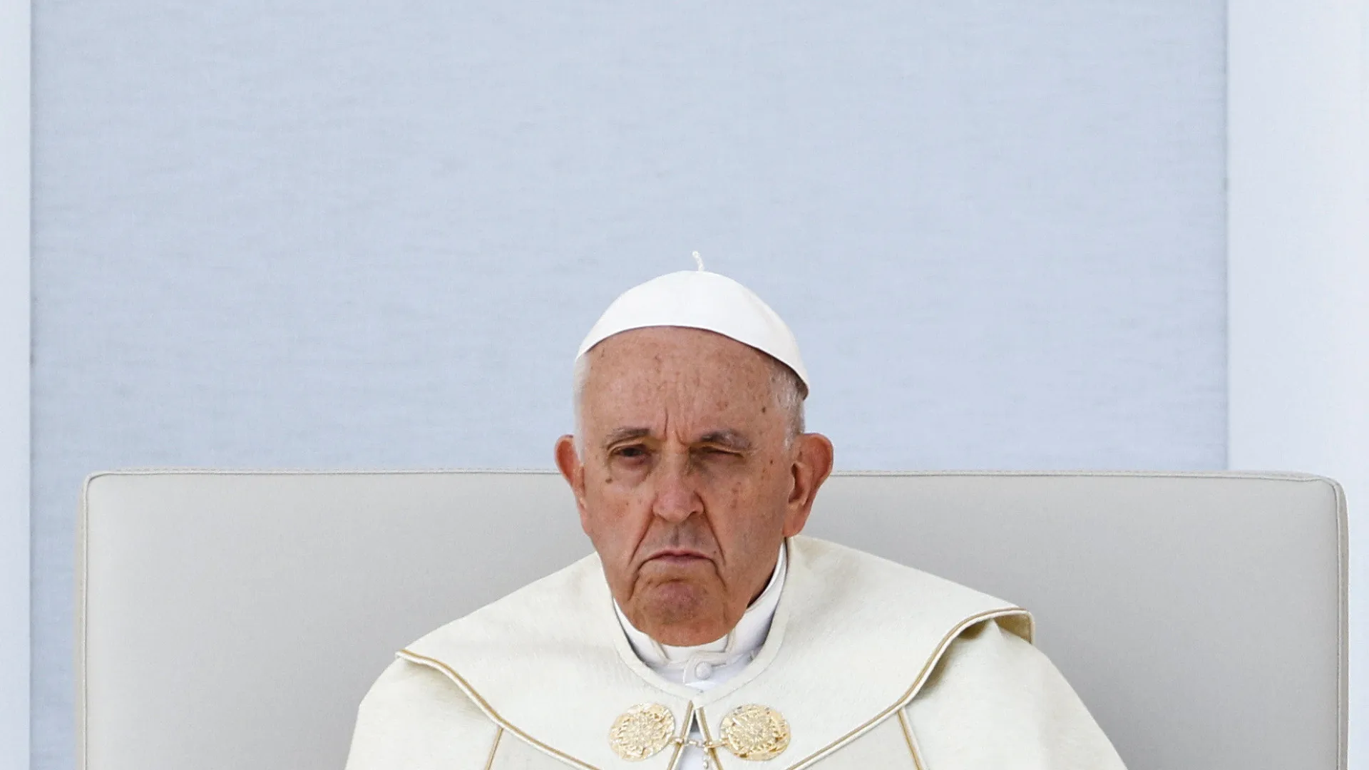 Papa Francisco tropeça depois de bengala quebrar em auditório do Vaticano - img