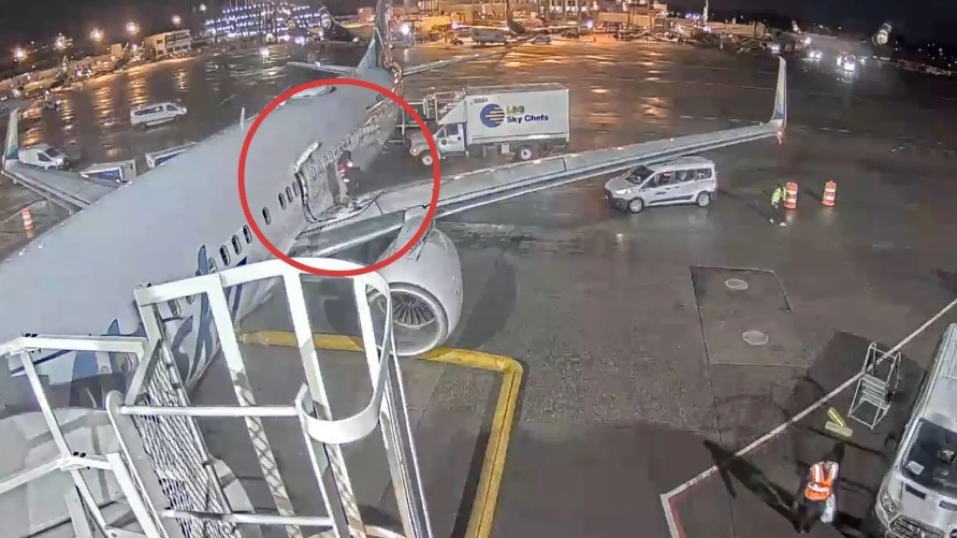 Passageira abre porta de emergência e senta na asa do avião - img