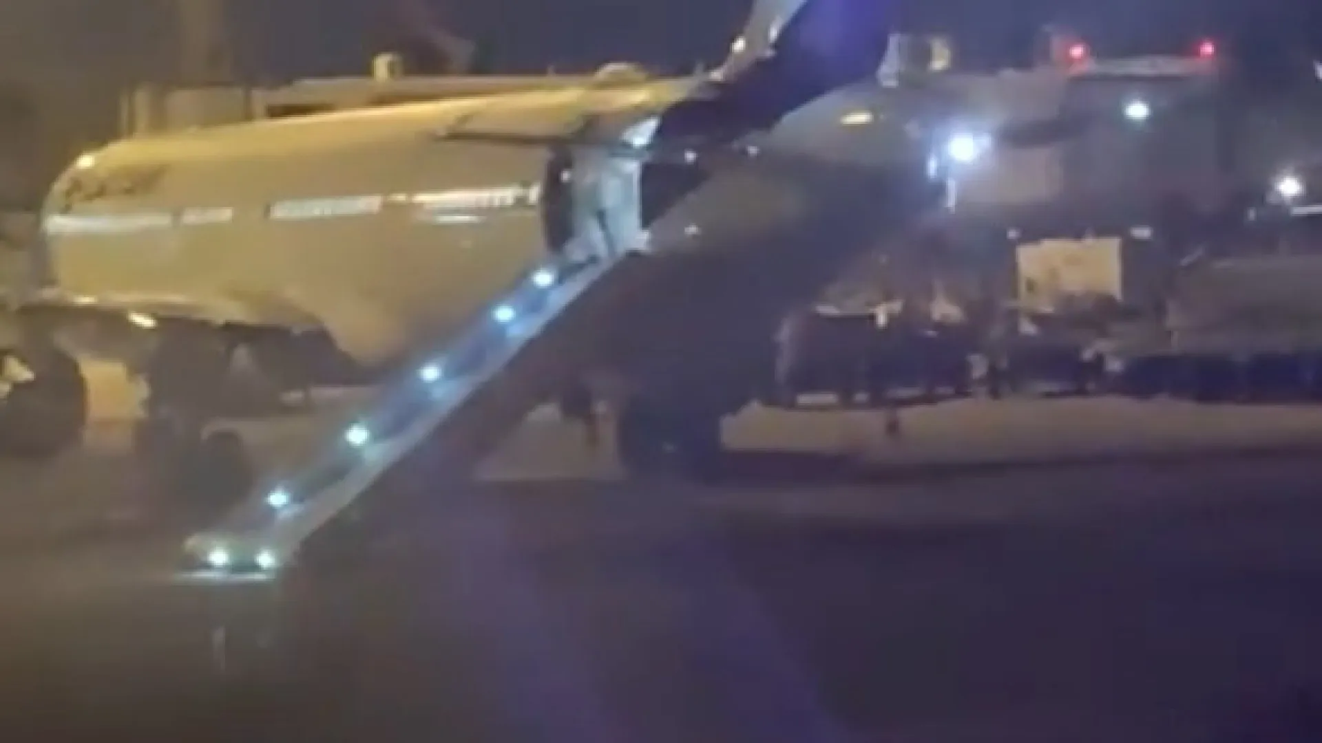 Passageiro aciona escorregador de emergência e atrasa voo em SP - img