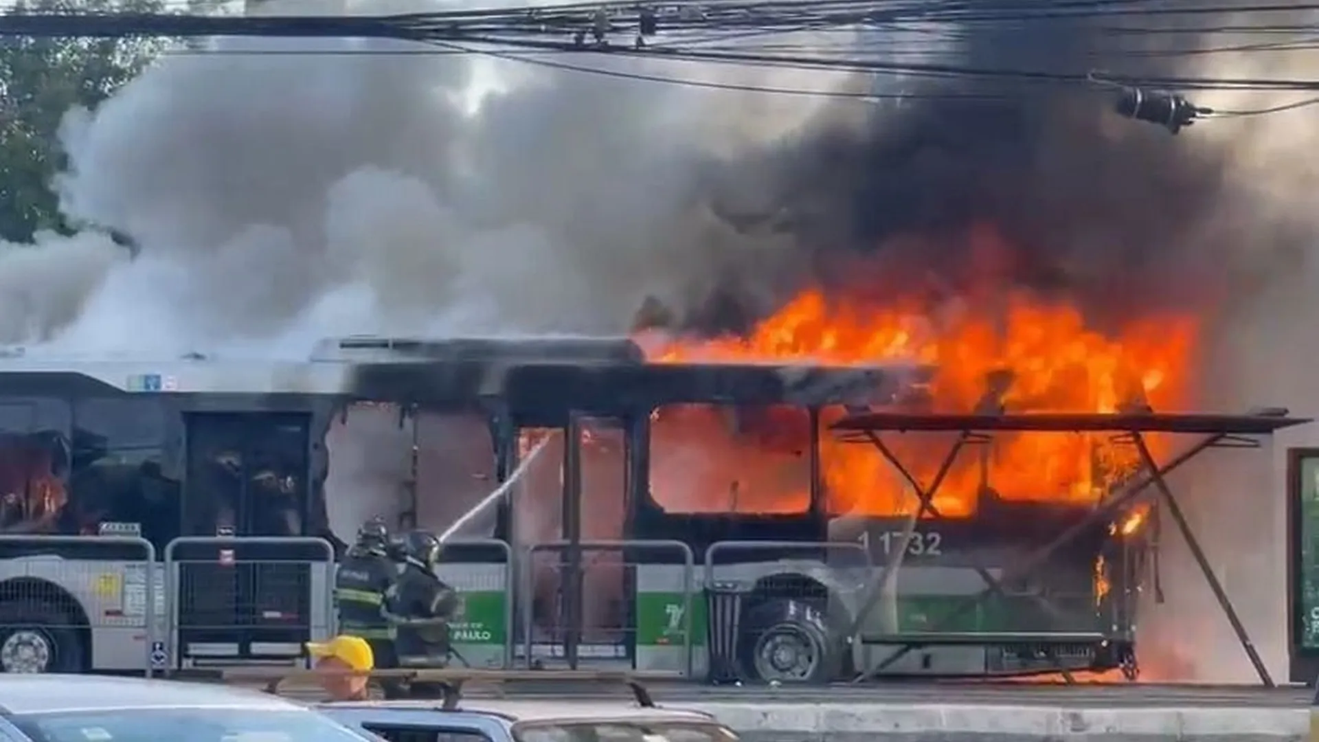 Passageiro de ônibus atingido por avião em SP diz que fuga ocorreu pelas janelas - img