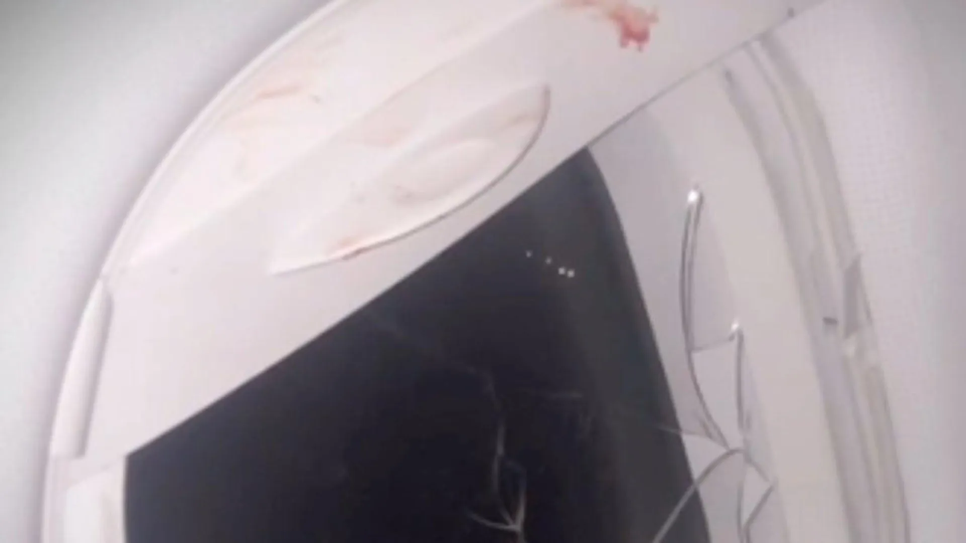 Passageiro enfurecido quebra janela de avião durante voo nos EUA - img