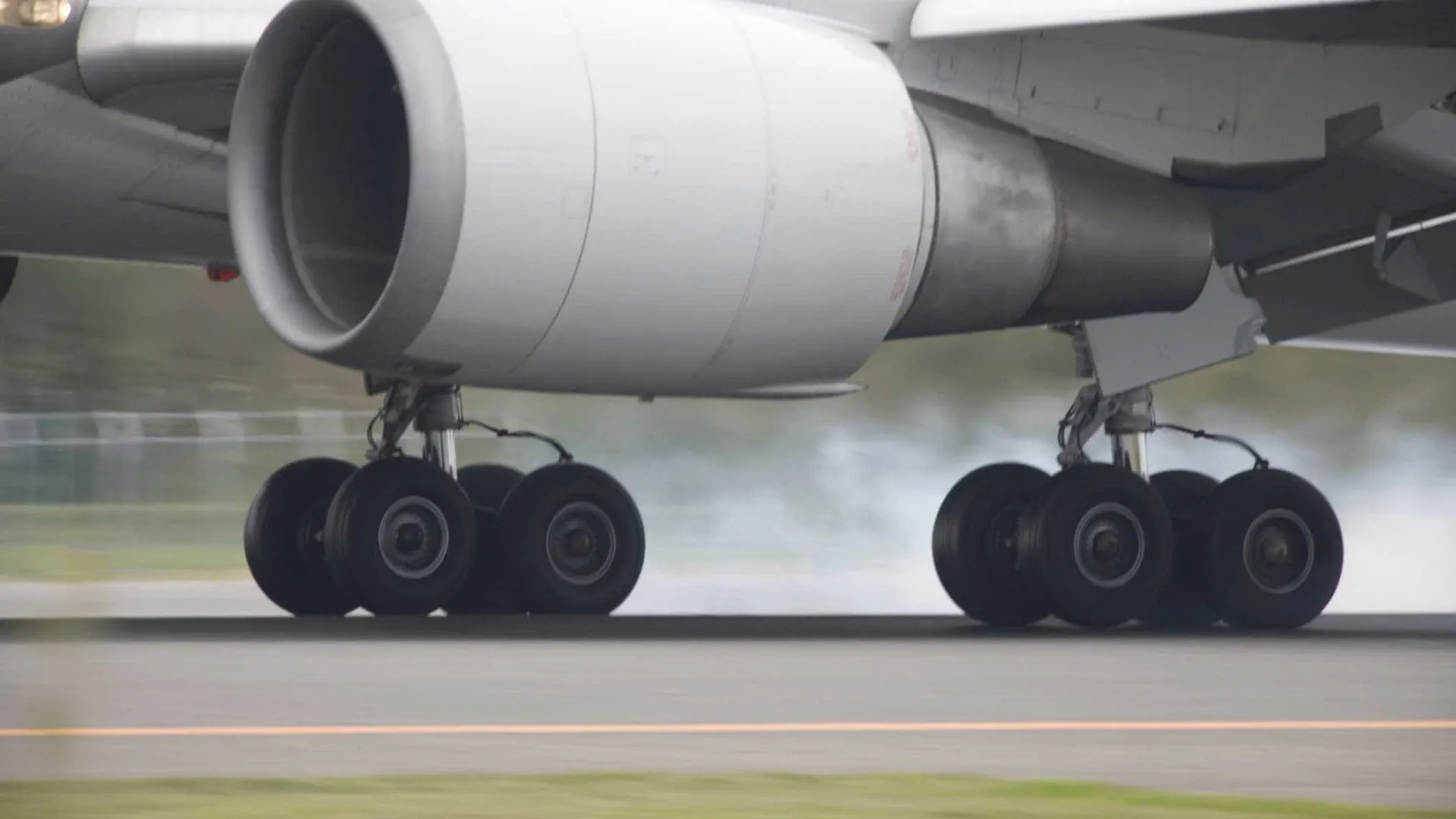 Comissária de bordo cai de avião em aeroporto no Reino Unido - img