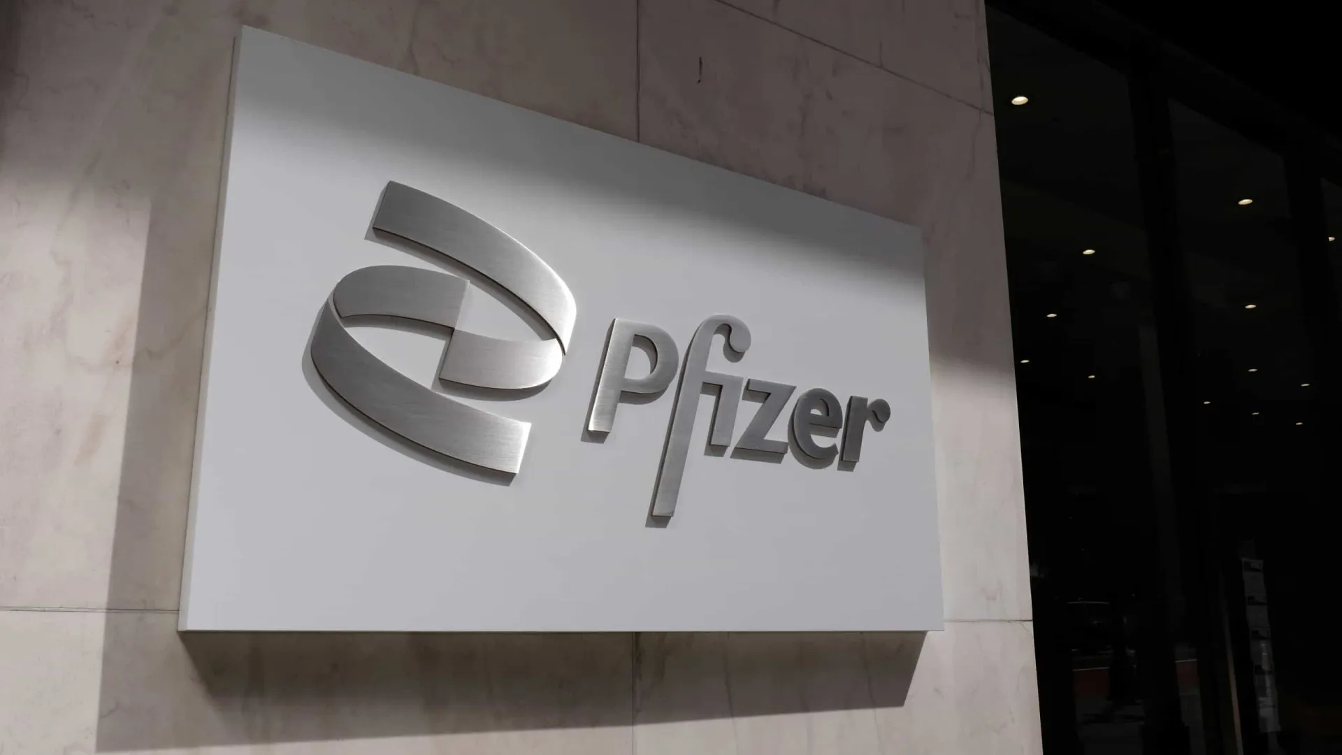 Pfizer reverte prejuízo e tem lucro de US$ 410 milhões do 4º trimestre de 2024 - img
