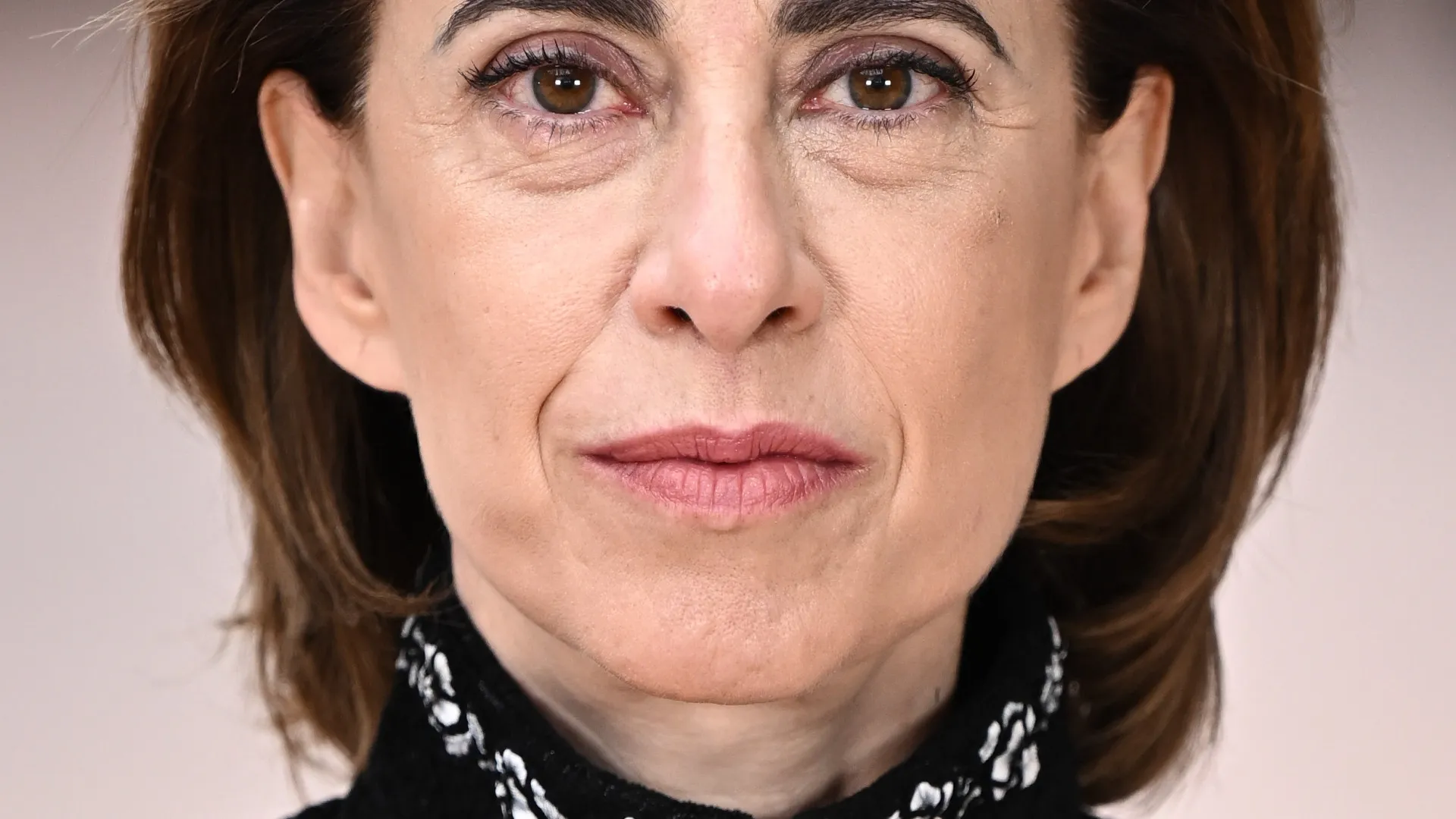 Provando ter pontualidade britânica, Fernanda Torres chega ao Bafta 2025 - img