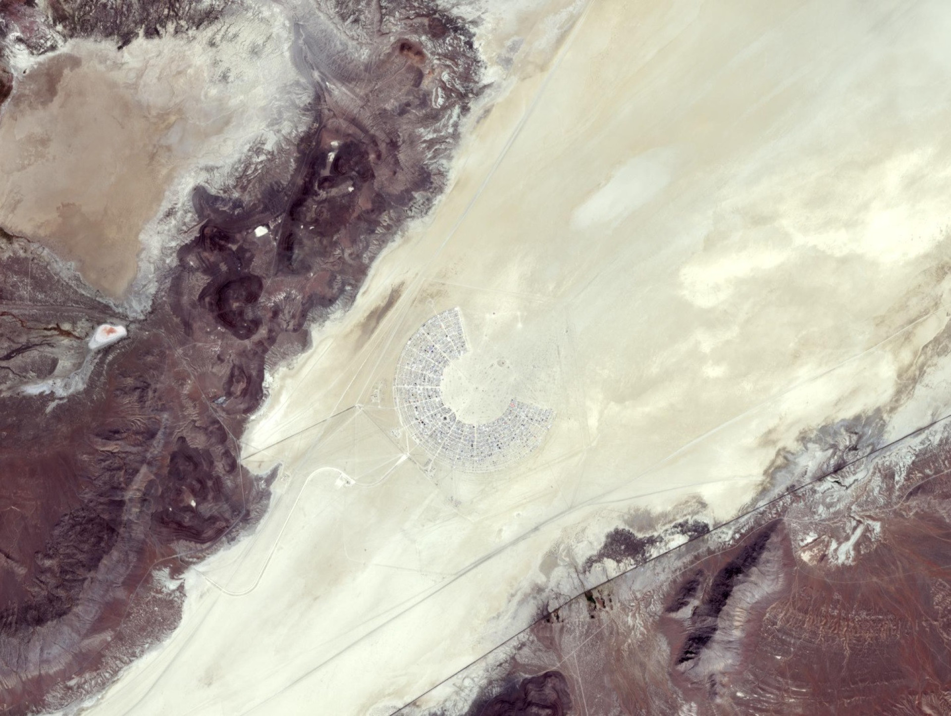 Satélite europeu capta imagens imperdíveis do festival Burning Man - img