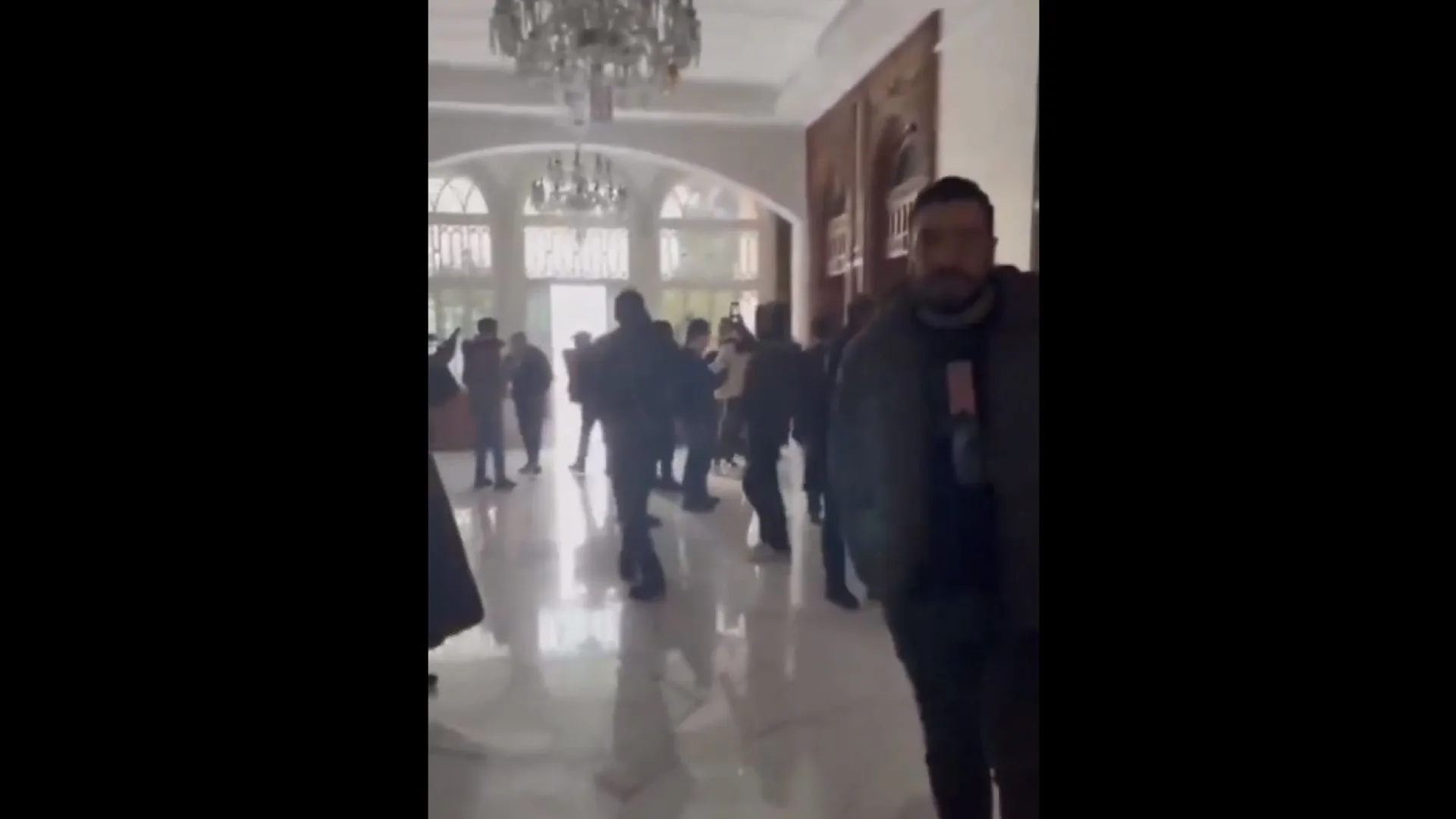 Sírios invadem palácio presidencial de Bashar al-Assad; vídeo - img