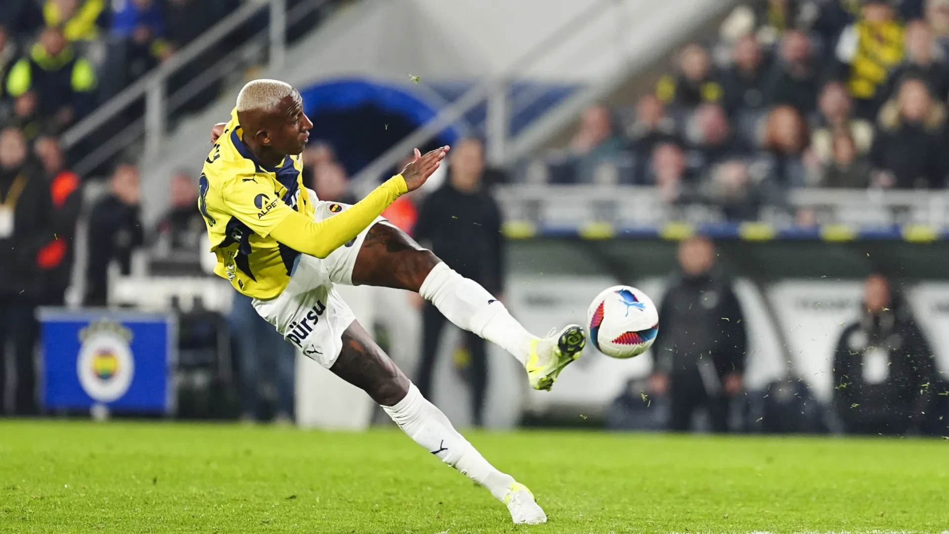 Talisca após estreia sob a tutela de José Mourinho: "A história começou" 1 Talisca após estreia sob a tutela de José Mourinho: "A história começou" - img