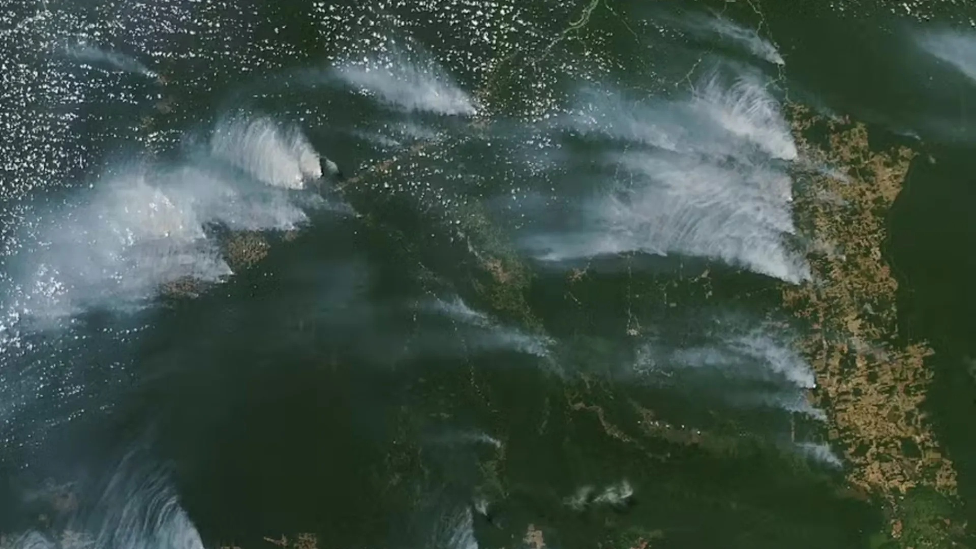 Telescópio da Nasa capta imagens de fumaça de incêndios sobre o Brasil - img