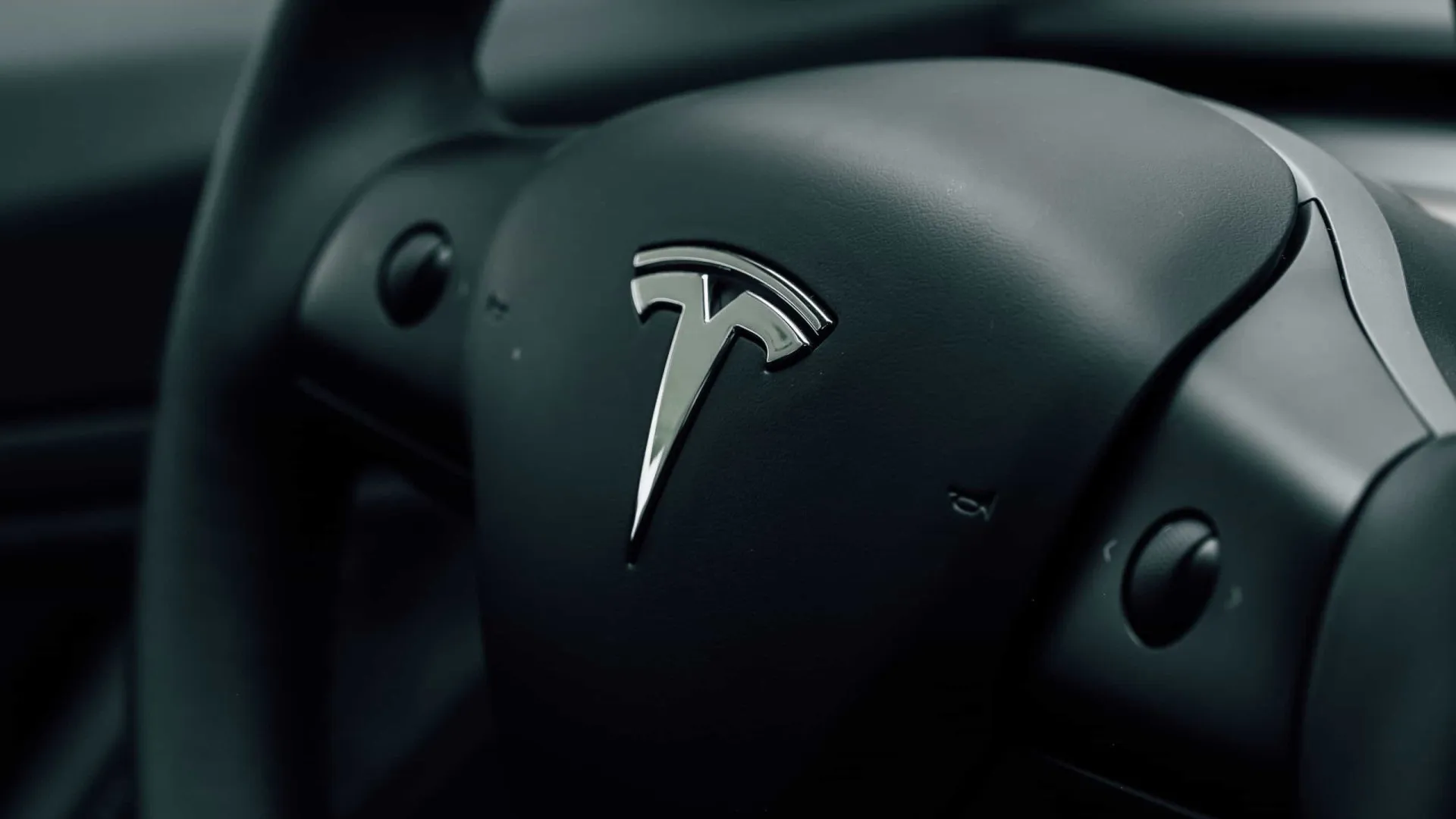 Tesla lançará sistema de condução automática na Europa e China; ação sobe 2% no pré-mercado - img