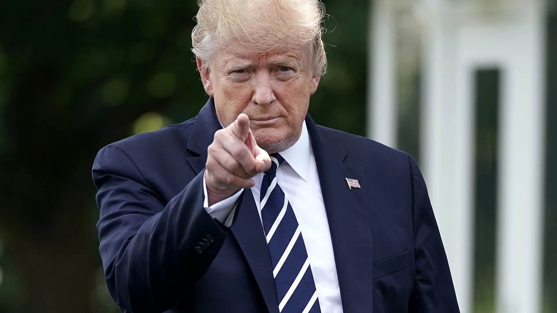 Trump ameaça impor tarifas à UE caso bloco não amplie compra de petróleo e gás americanos - img