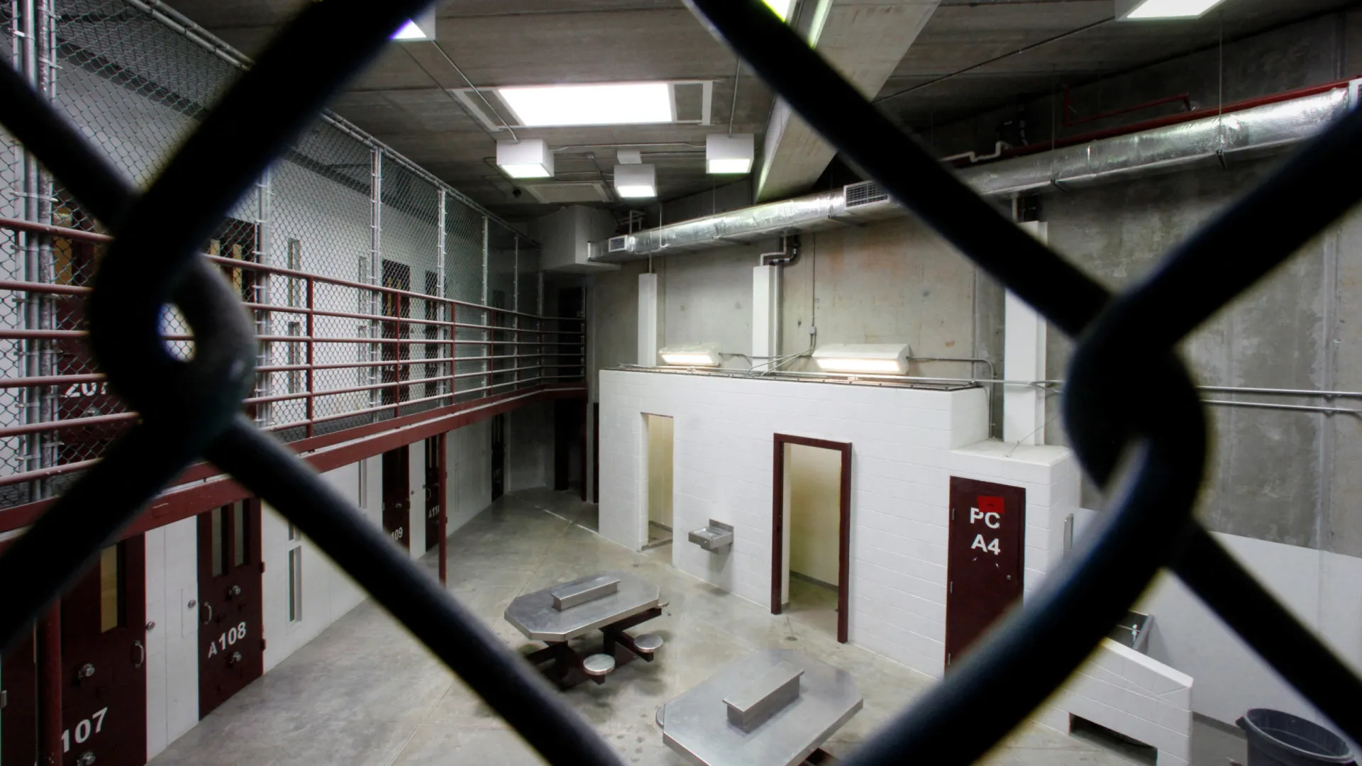Trump inicia deportação de imigrantes em situação irregular para Guantánamo - img