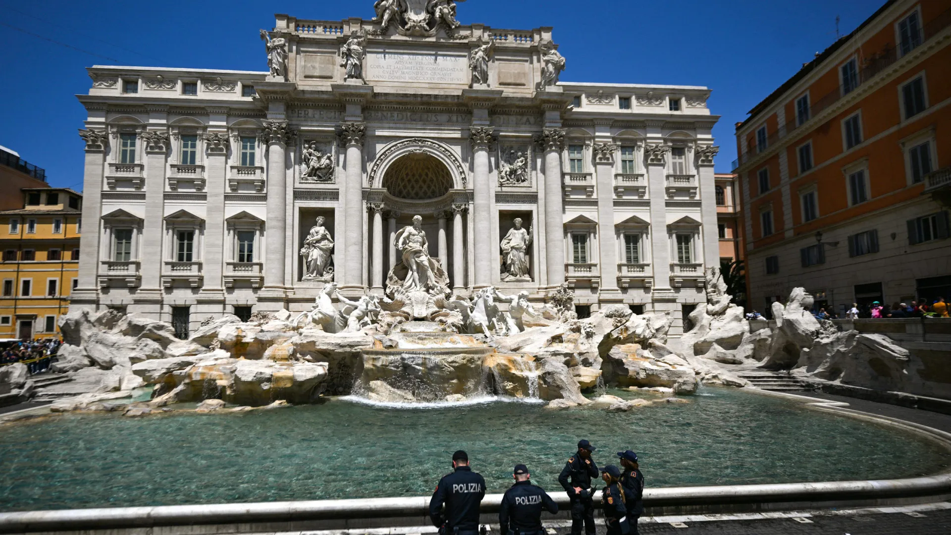Turista embriagado mergulha na Fonte de Trevi e recebe multa em Roma - img