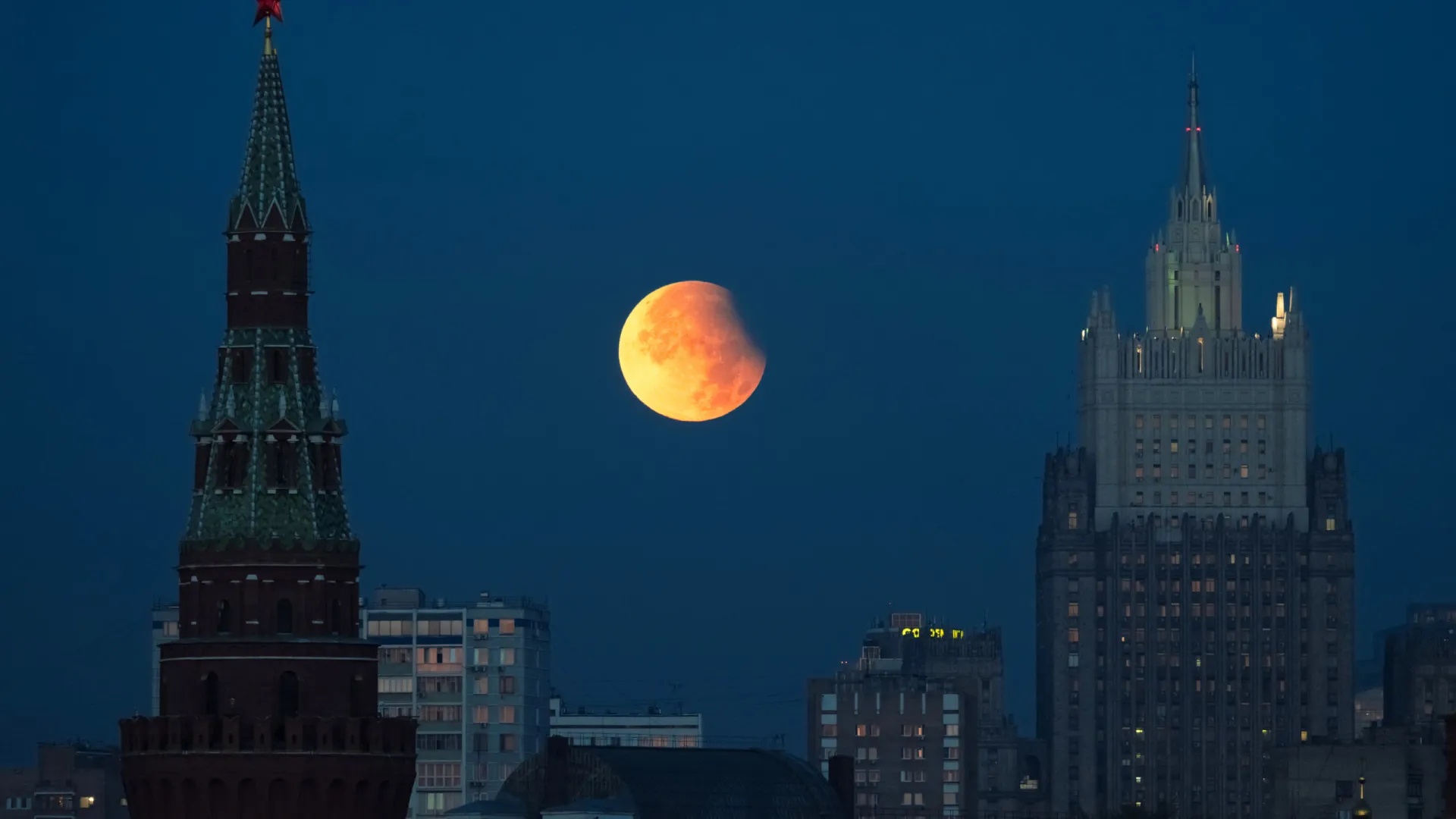 Veja as incríveis imagens da Superlua e do eclipse lunar pelo mundo - img