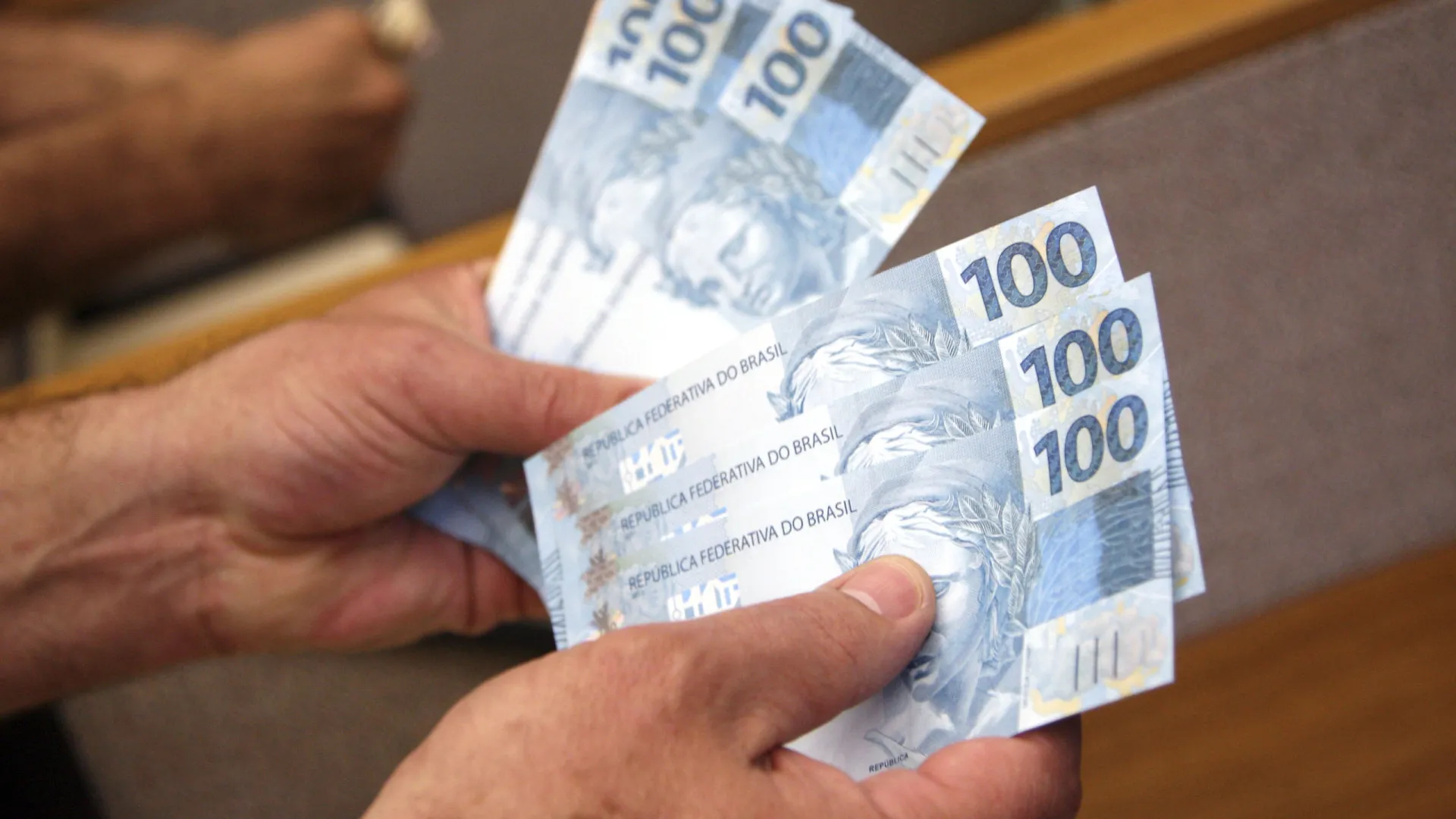 Entregador encontra R$ 1.000 e usa câmeras de rua para devolver a vendedor de frutas - img