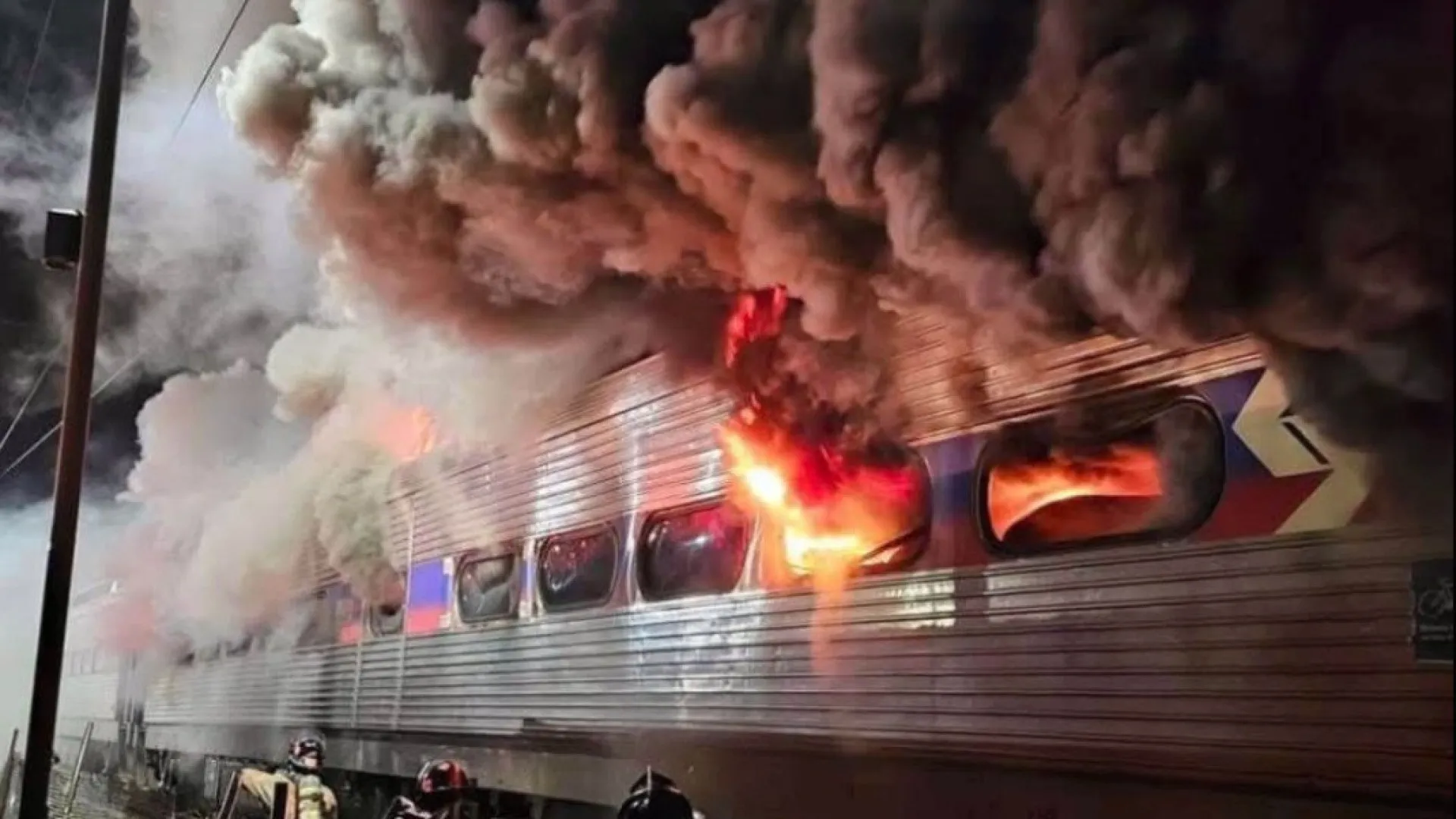 Vídeo: grande incêndio destrói trem com 350 passageiros a bordo nos EUA - img