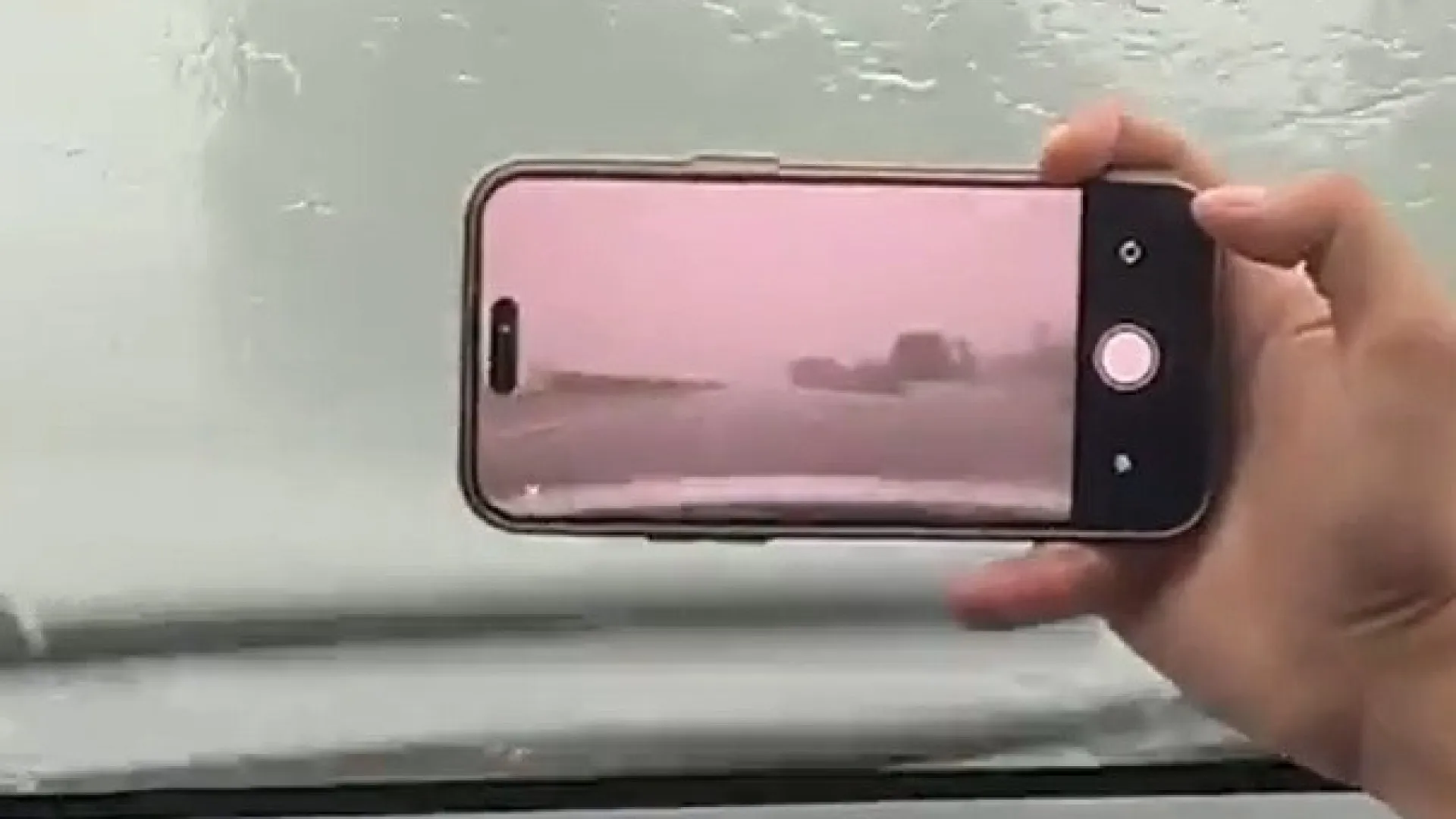 Vídeo viral mostra como celular pode ser útil em tempestade - img