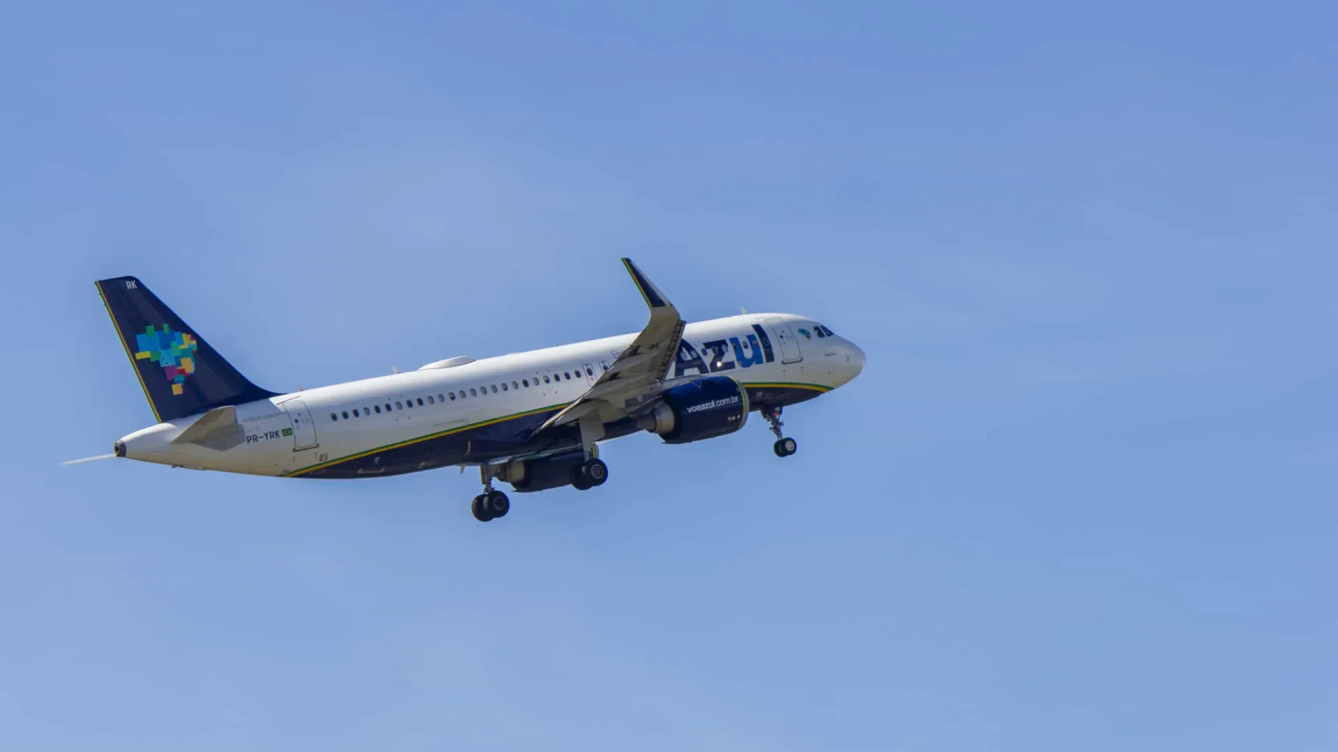Voo da Azul declara emergência por pouco combustível - img
