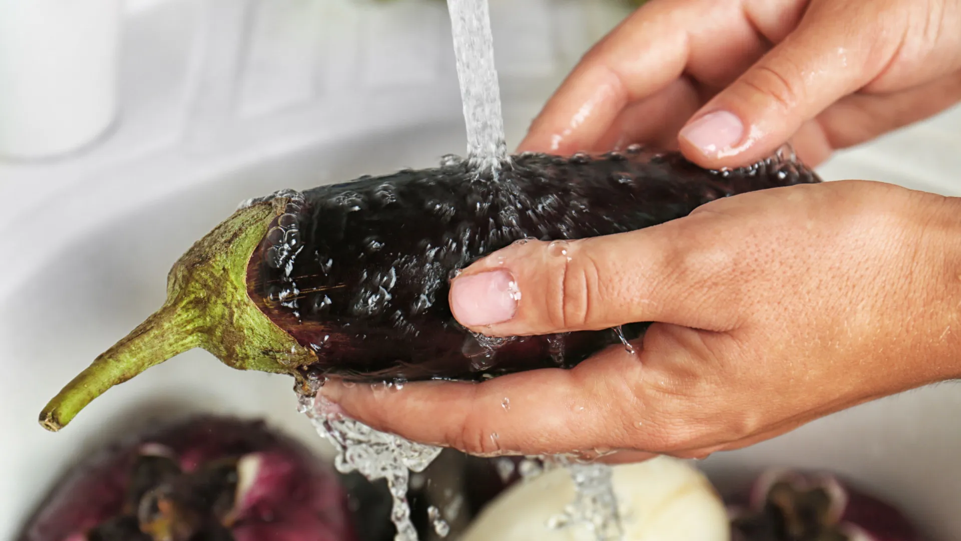 descubra como a água dessa fruta pode ajudar na perda de peso - img
