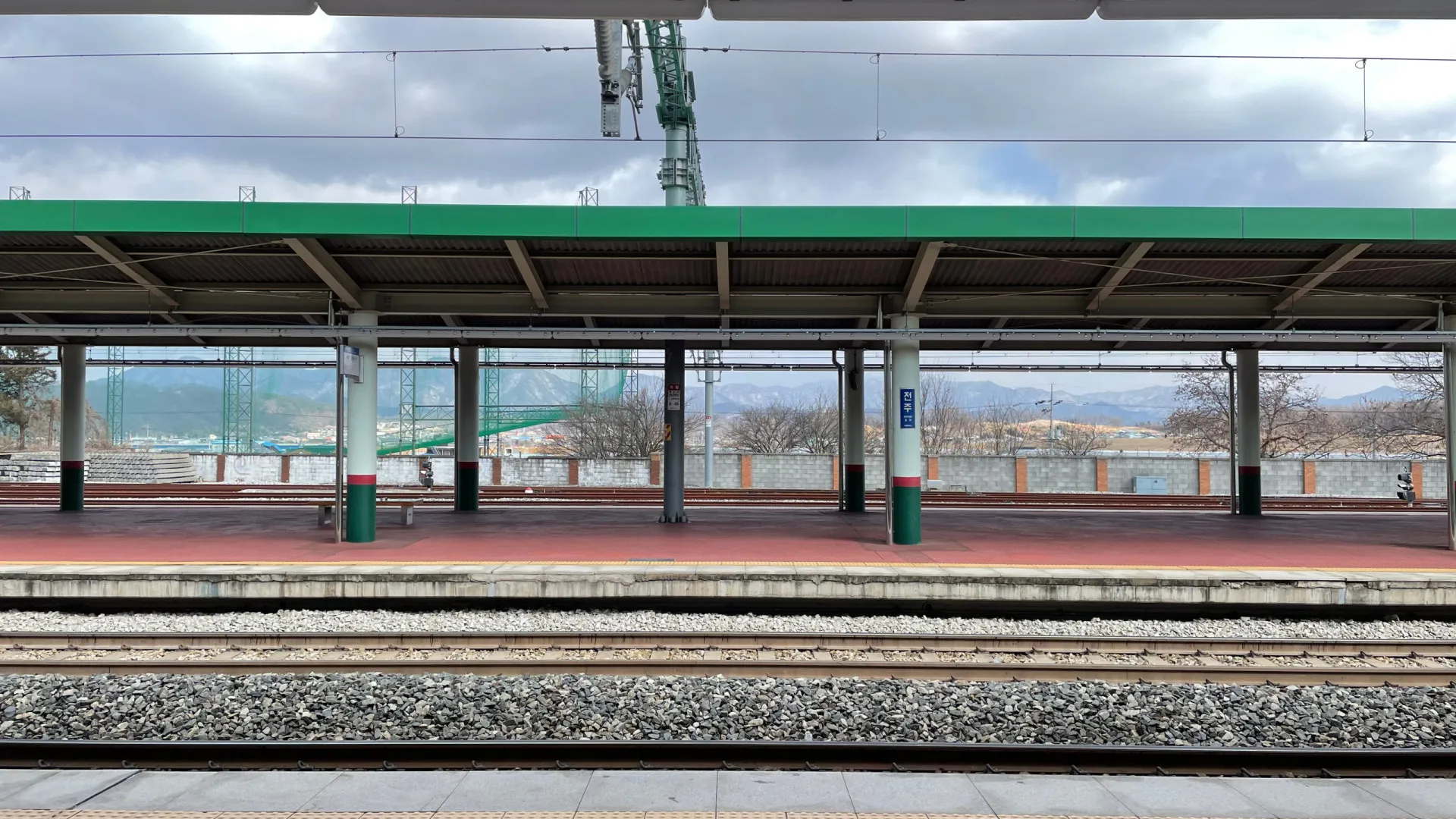 Adolescente morre atropelado por trem após pular muro para pegar bola em SP - img
