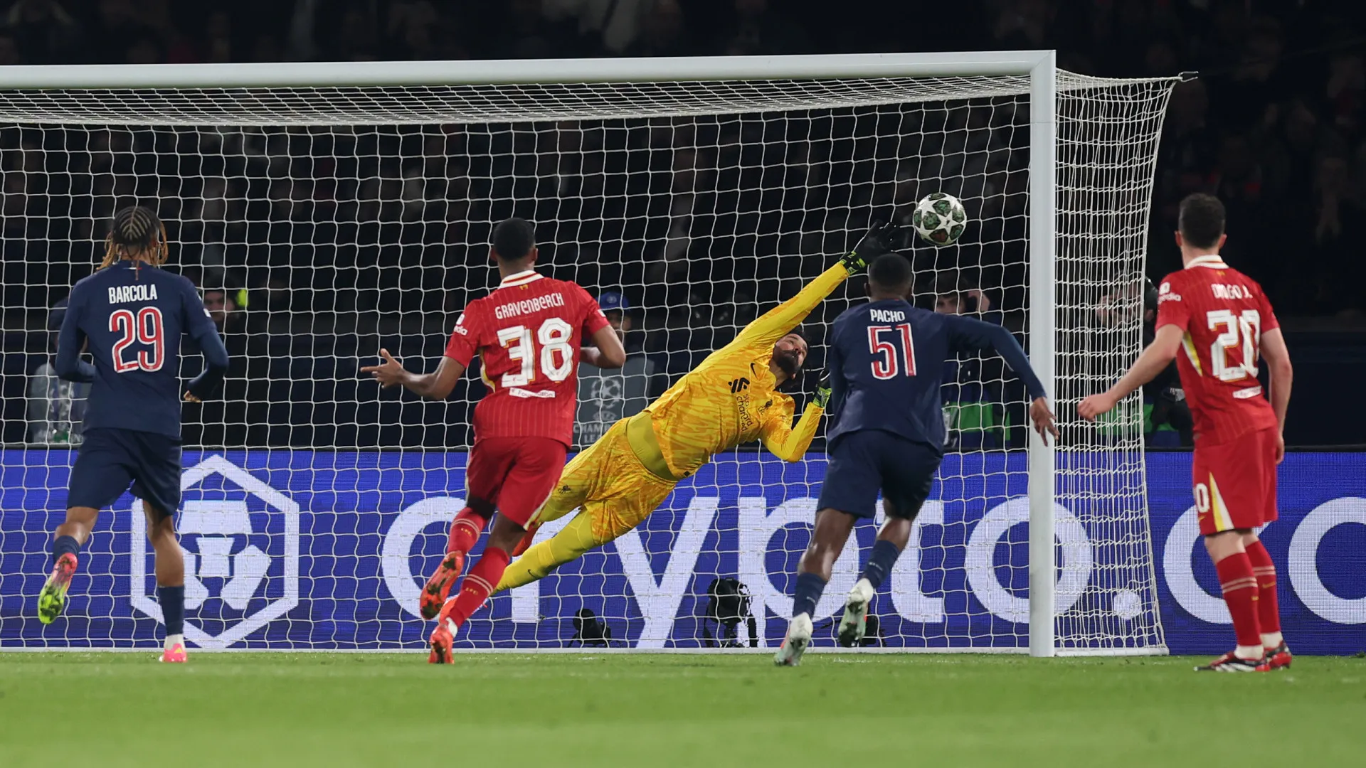 Alisson brilha na Liga dos Campeões e recebe elogios de lendas do futebol - img