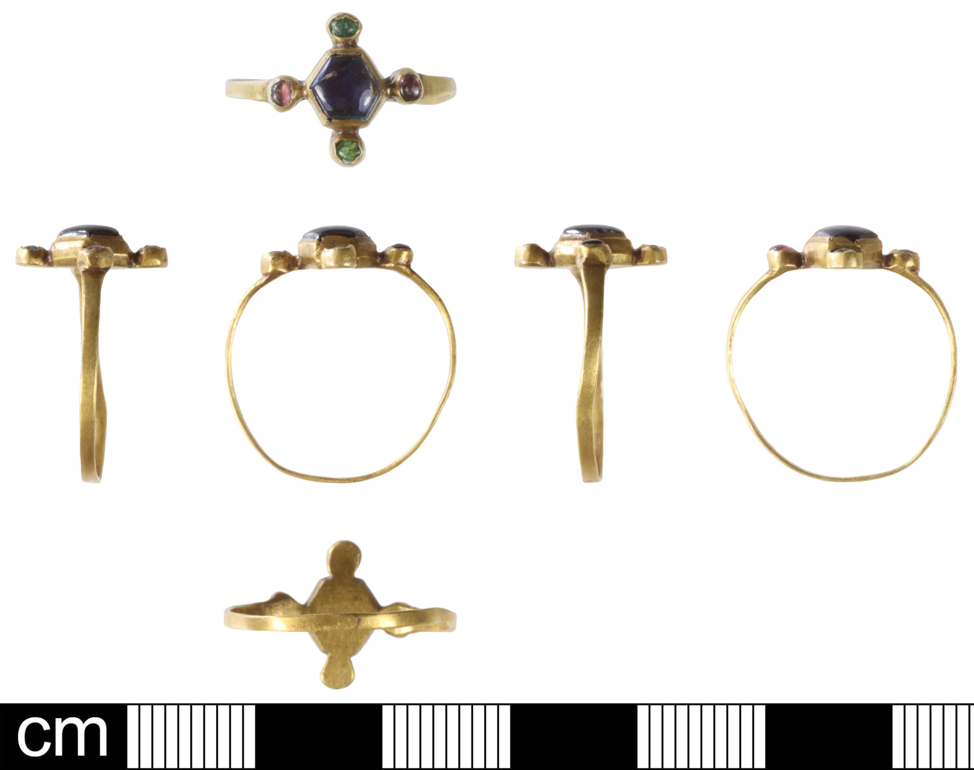 Anel medieval encontrado em campo de Inglaterra poderá valer milhares - img