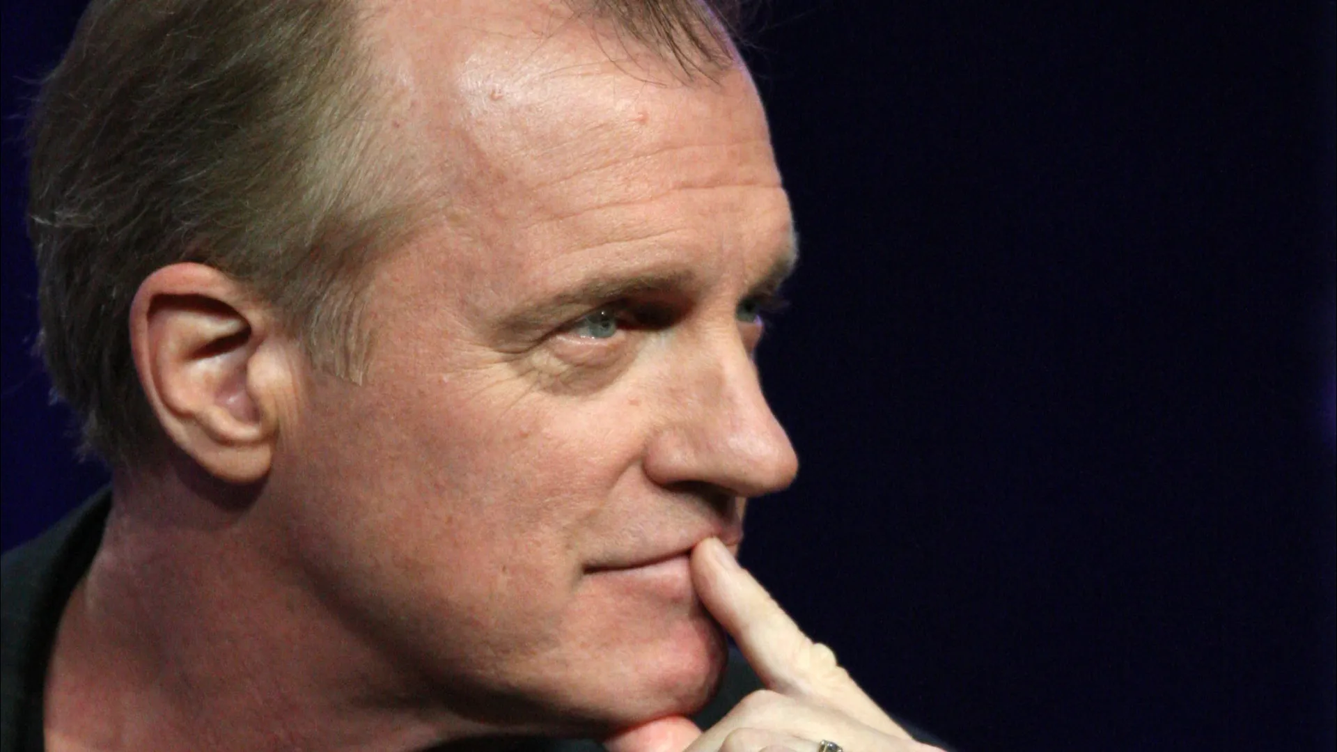 Após confessar abusos, Stephen Collins casa com fã 40 anos mais nova - img