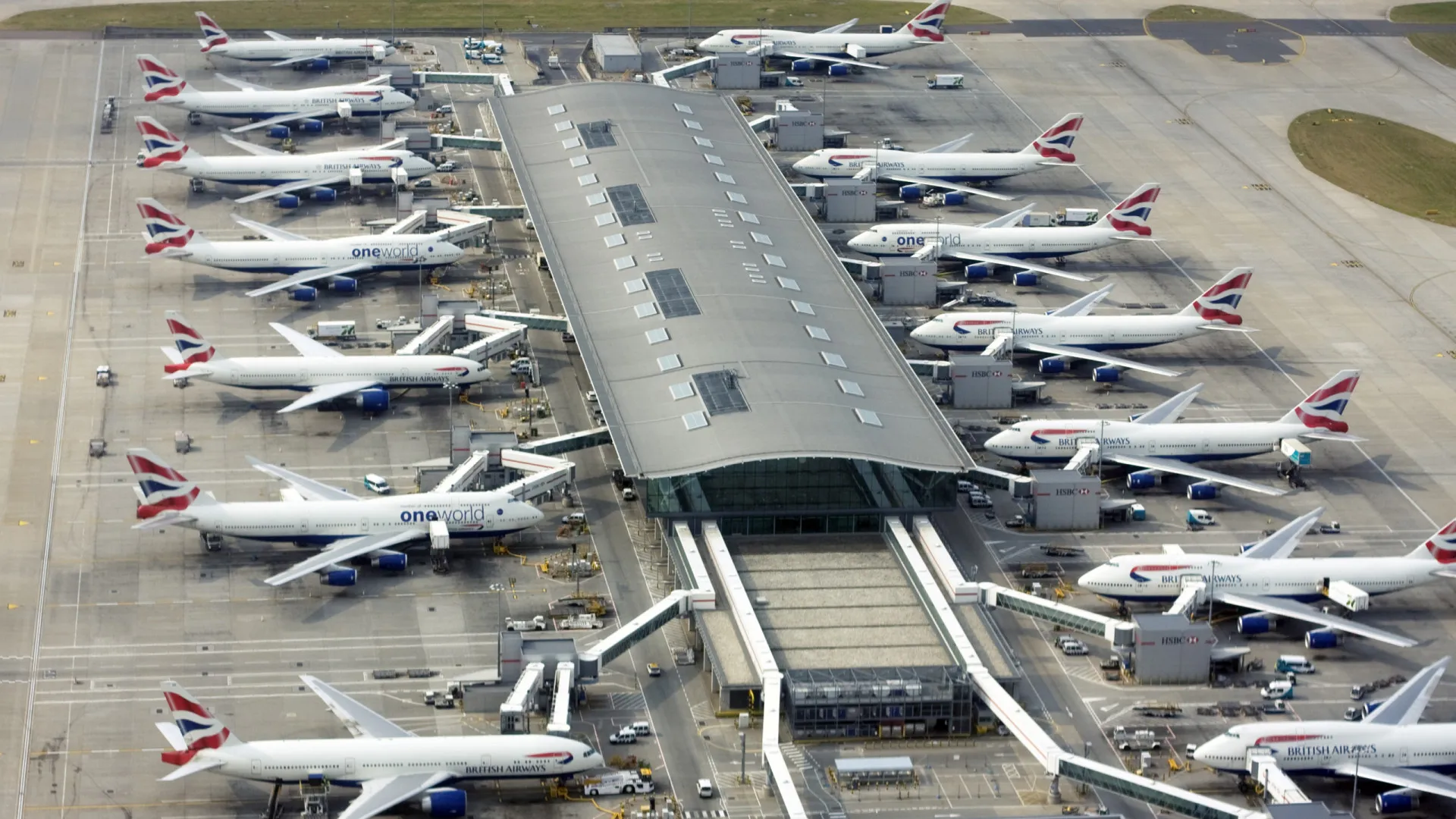 Após incêndio, Heathrow, maior aeroporto da Europa, retoma voos parcialmente - img