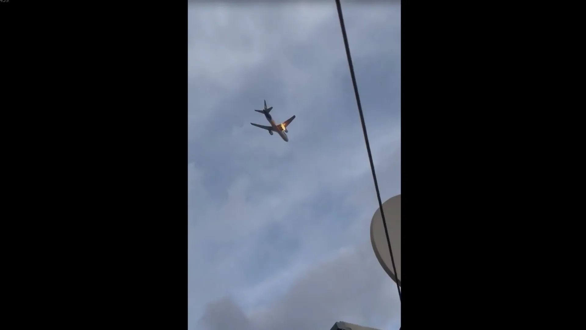 Avião de carga da FedEx faz pouso de emergência após colisão com aves - img