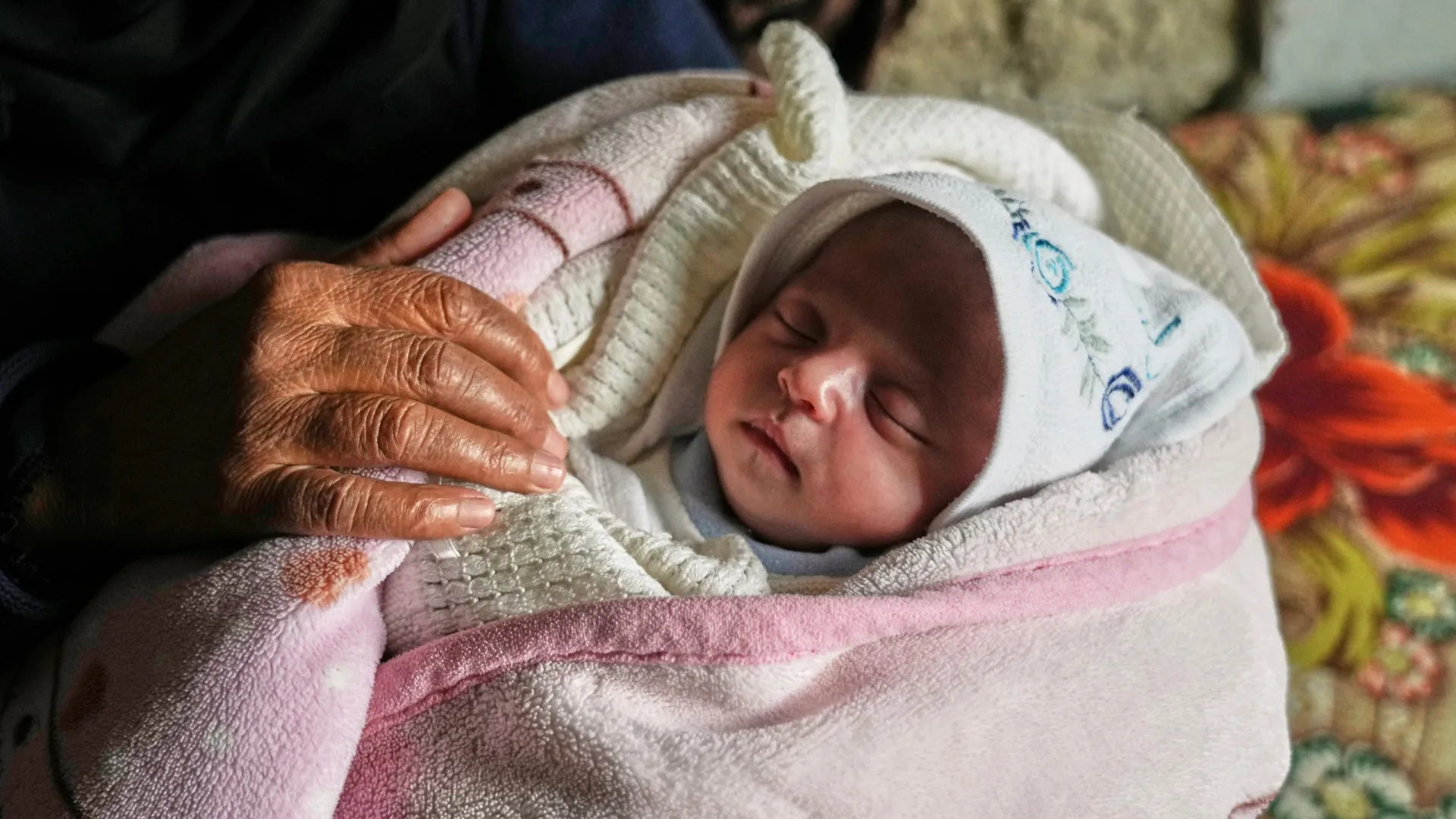 Bebê com 25 dias retirada dos escombros em Gaza - img