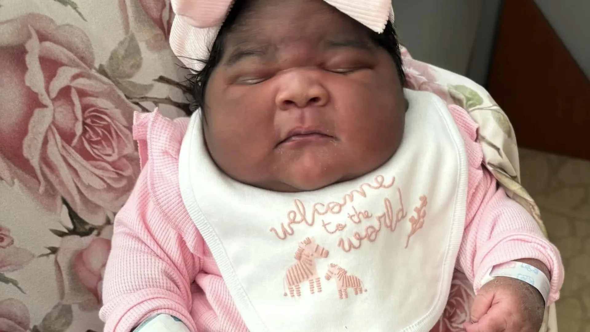 Bebê nasce com 6 kg, surpreende equipe médica e impressiona mãe - img