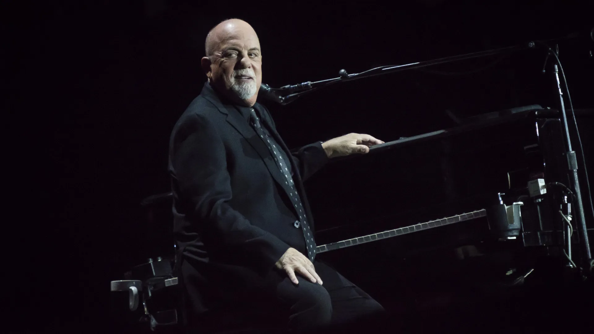 Billy Joel adia shows devido a cirurgia após queda em palco - img