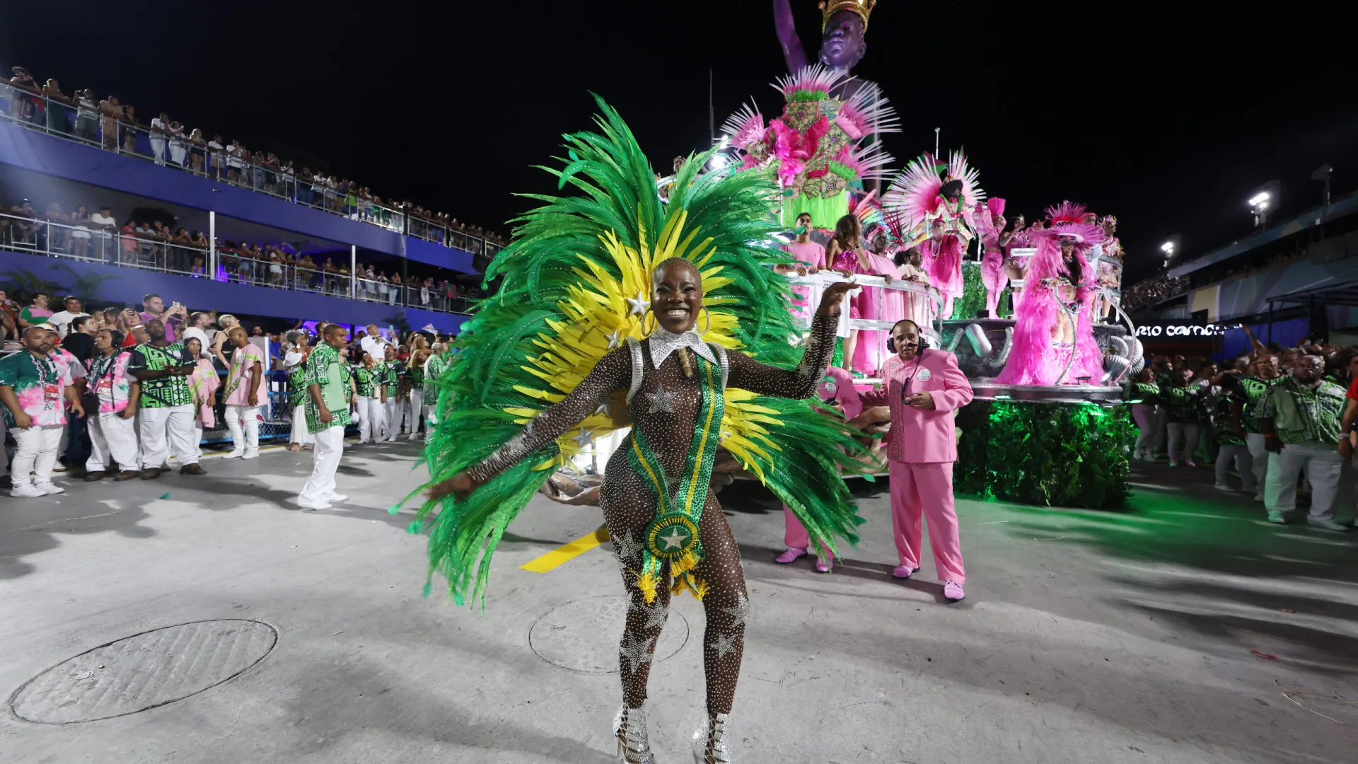 Com paradinhas e refrão forte, Mangueira empolga no primeiro dia de desfiles no Rio de Janeiro 1 Com paradinhas e refrão forte, Mangueira empolga no primeiro dia de desfiles no Rio de Janeiro - img