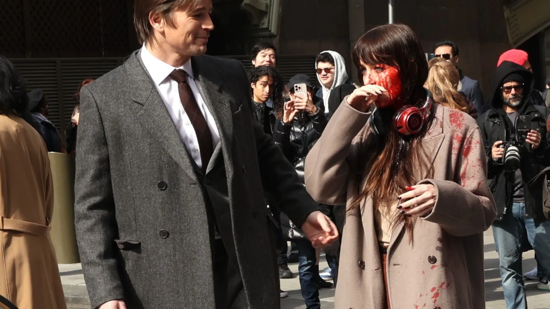Dakota Johnson é atingida por sangue falso em gravação de cena de 'Verity' - img