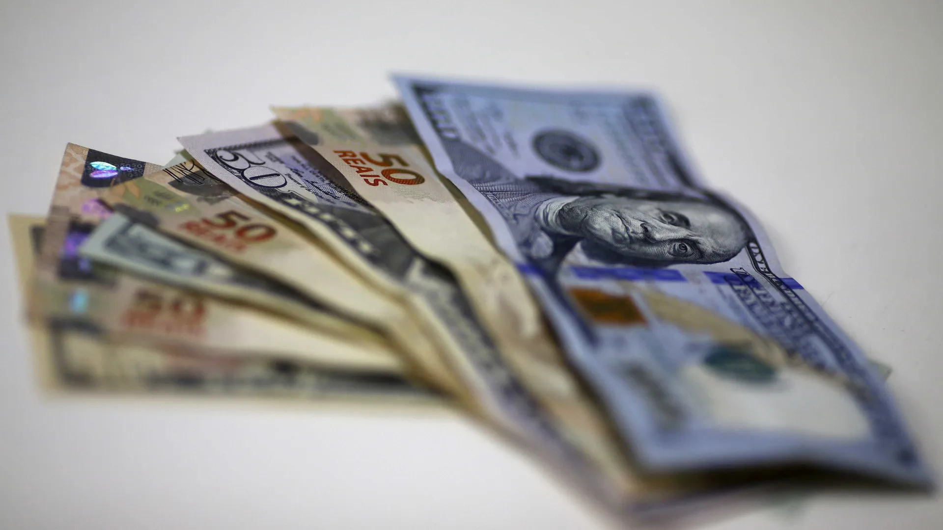 Dólar despenca, bate R$ 5,73, e renova mínima do dia - img