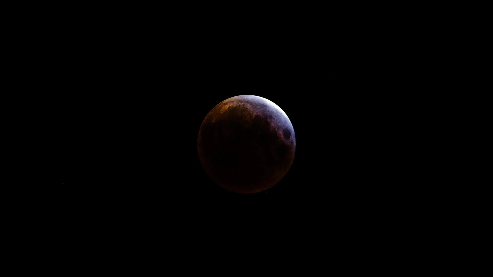Eclipse total da Lua encanta quem madrugou nesta sexta-feira; fotos - img