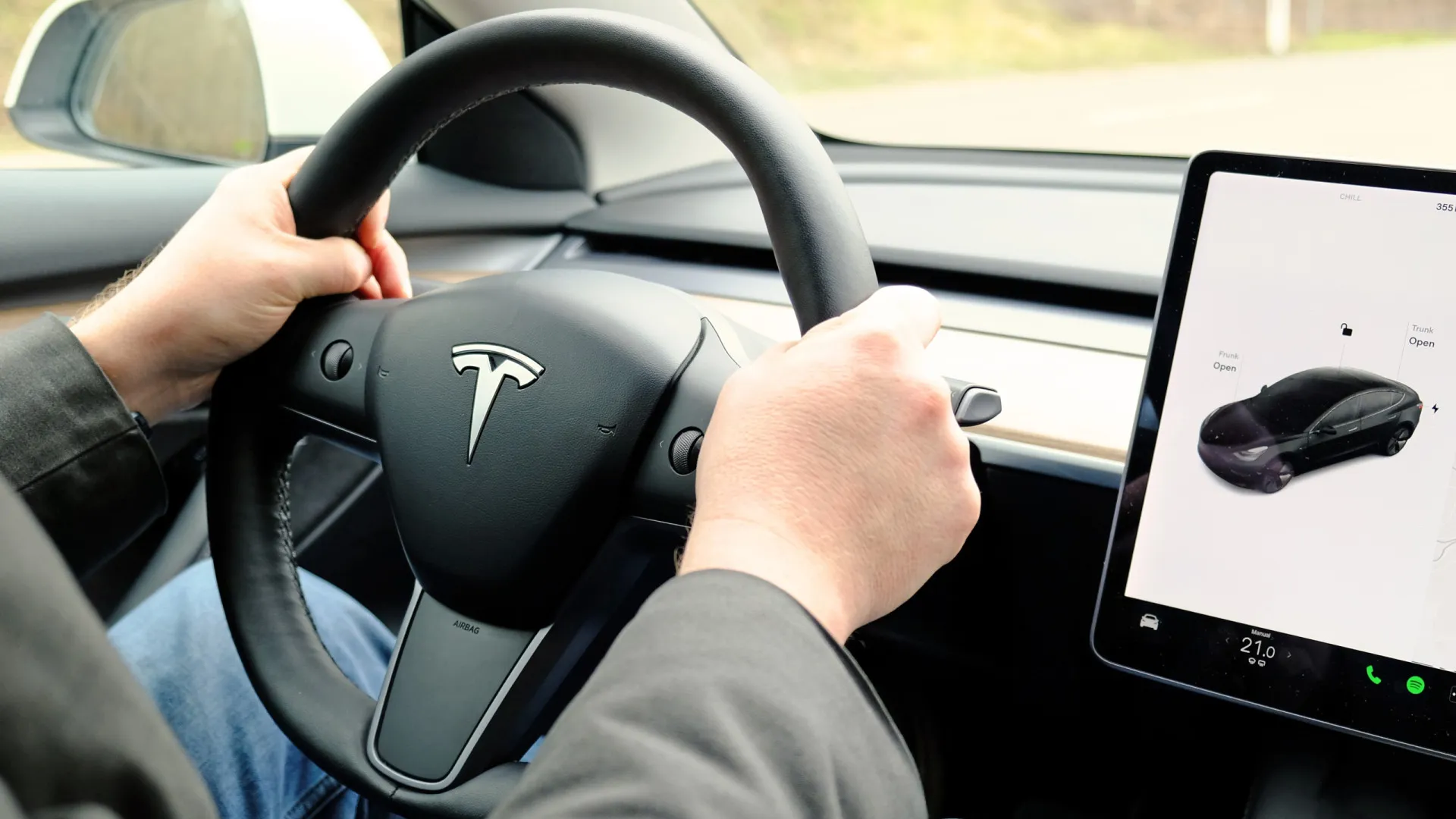 Em fuga de blitz, motorista de Tesla fura sinal vermelho e morre - img