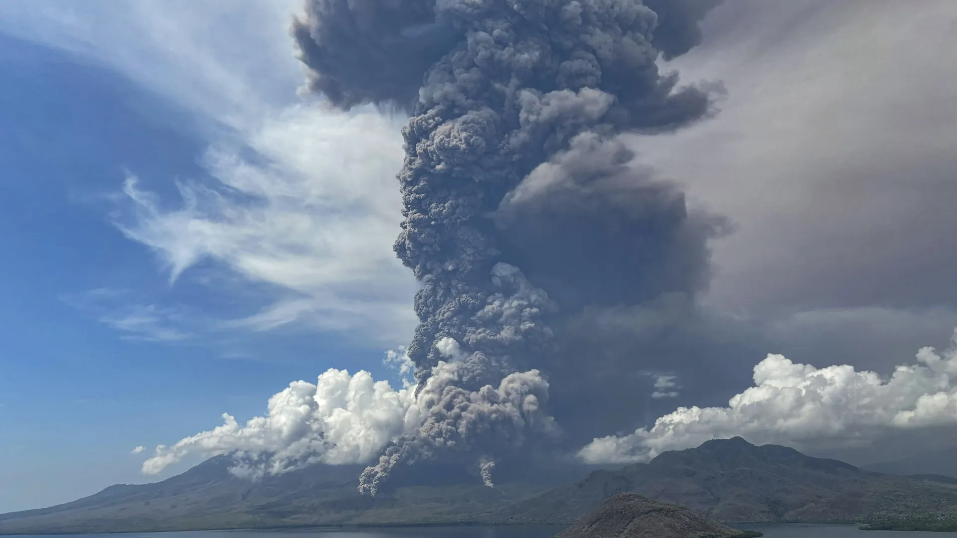 Erupção de vulcão na Indonésia cancela voos e gera alerta máximo - img