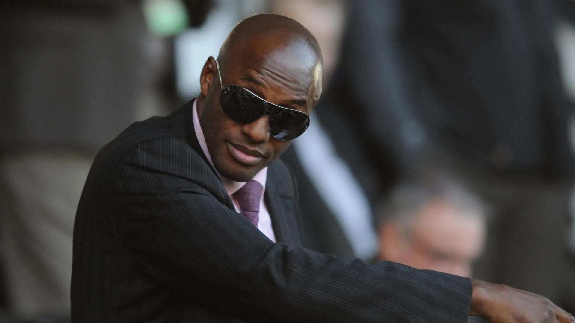 Ex-jogador da Premiere League é detido por suspeitas de cinco crimes - img