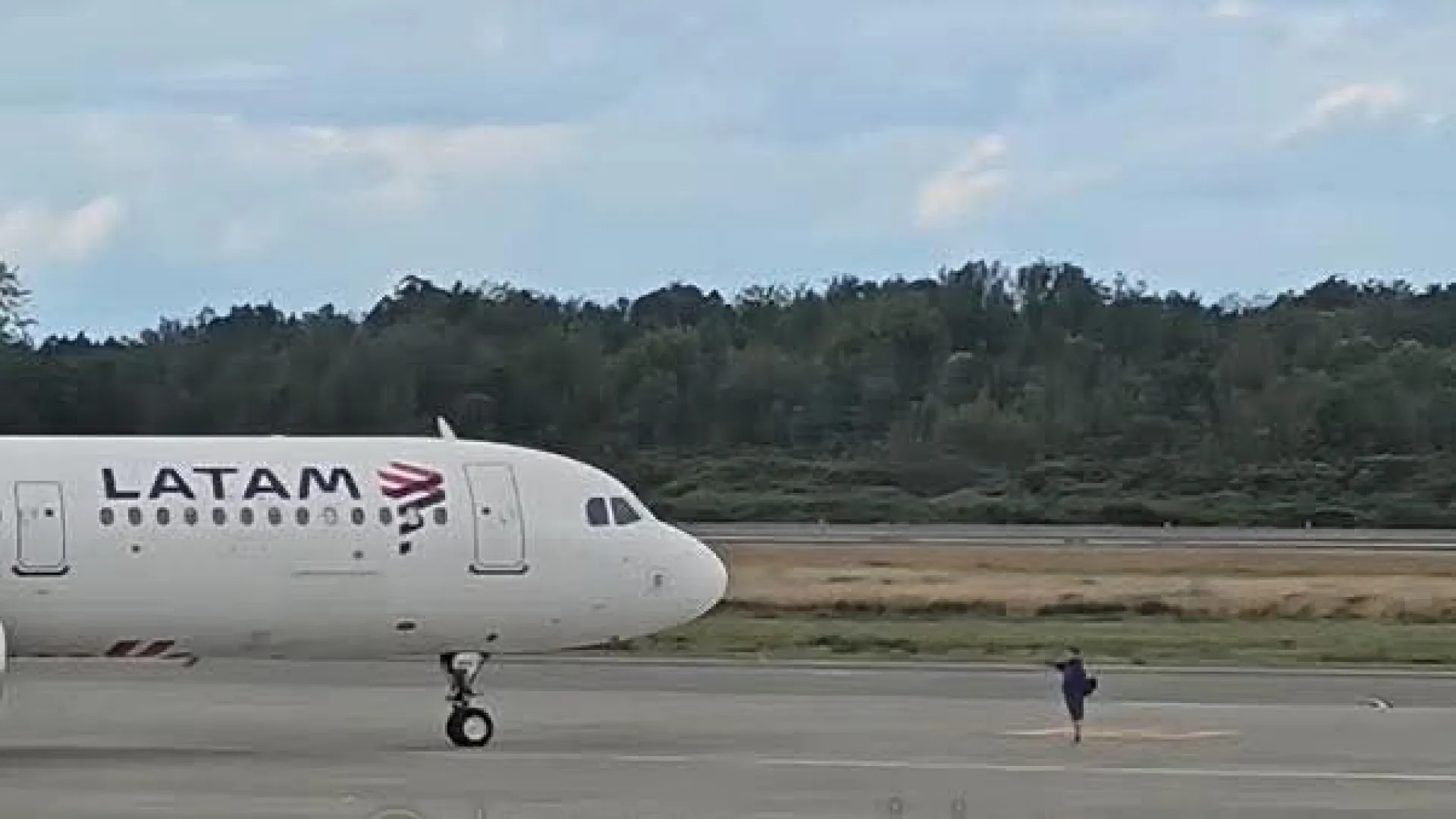 Homem invade pista de aeroporto no Chile ao perder o voo; veja o vídeo - img