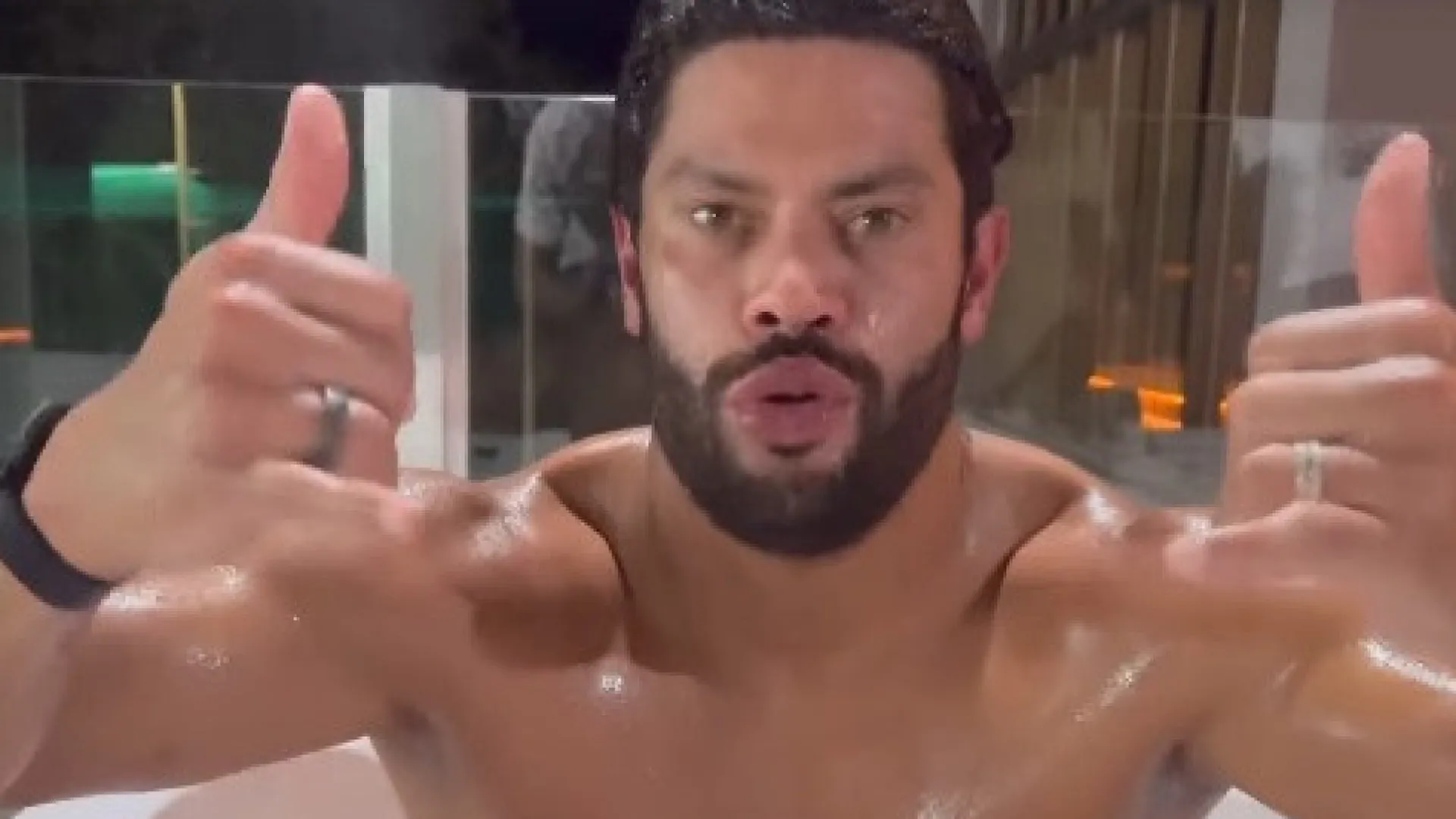 Hulk compartilha rotina de recuperação muscular durante carnaval - img