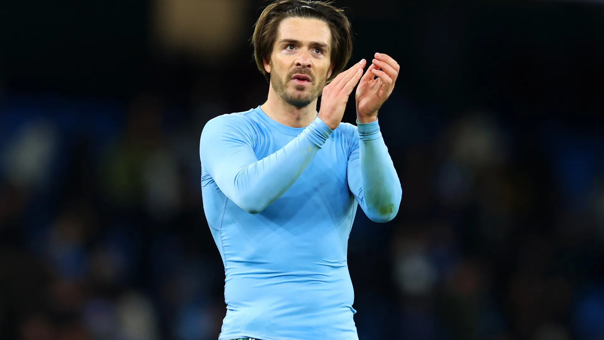 Jogador do Manchester City é flagrado saindo bêbado de bar na Inglaterra - img